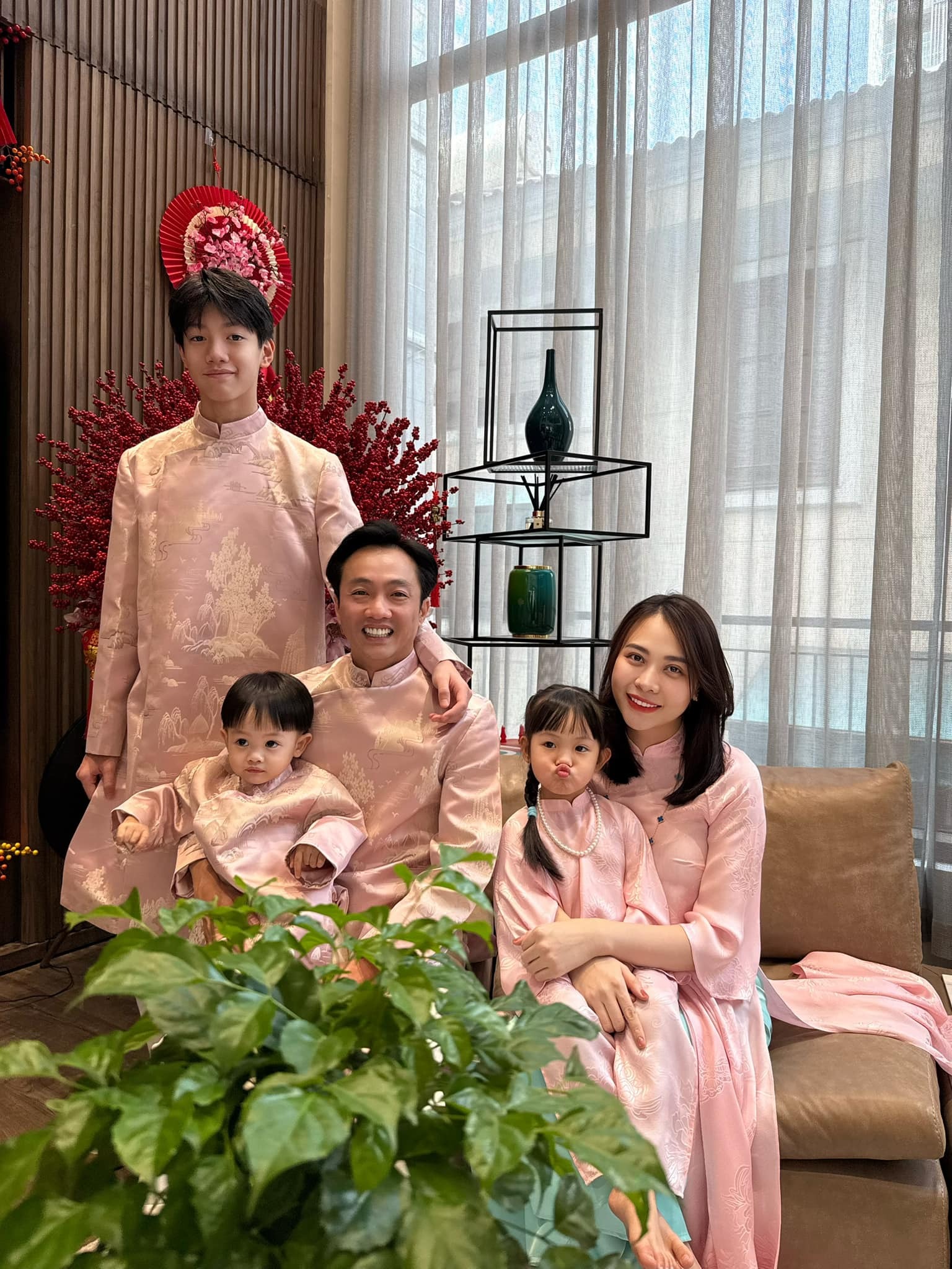 Vợ chồng Cường Đô La ăn Tết siêu hoành tráng- Ảnh 1.