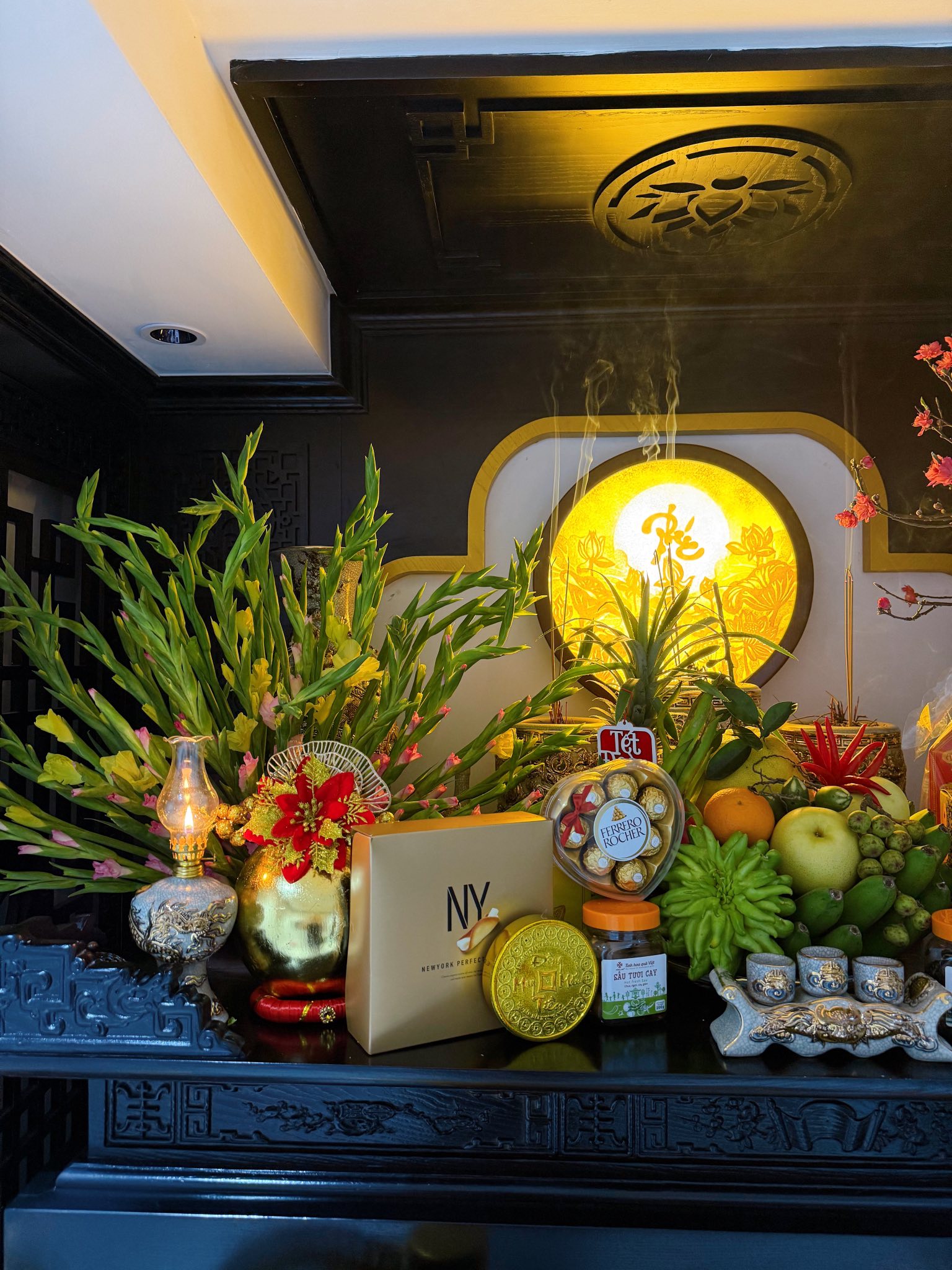 Cận cảnh ban thờ Tết "đủ đầy, sang xịn" trong căn biệt thự của vợ chồng Thành Chung - Ngô Tố Uyên - Ảnh 3.