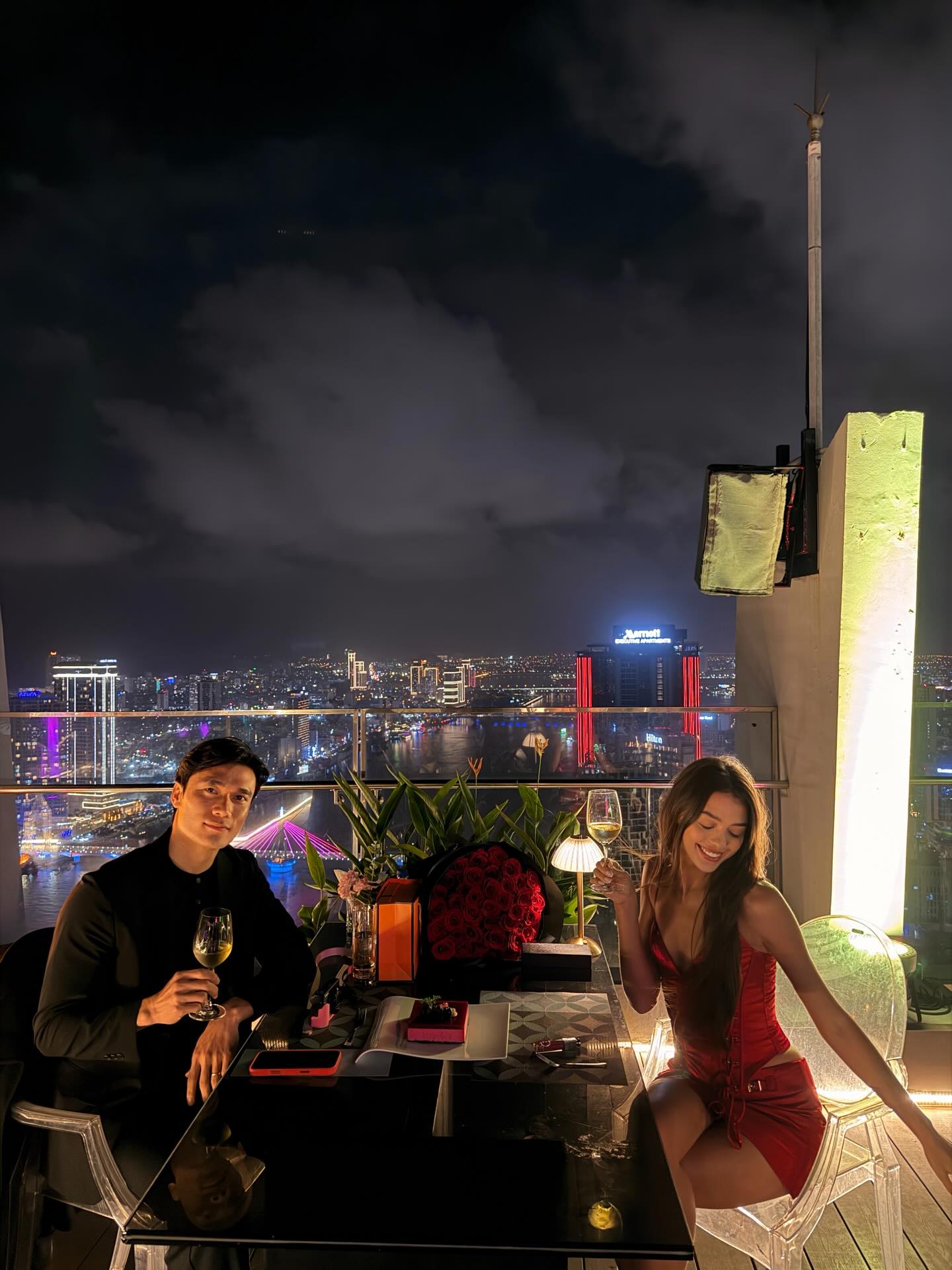 Vẫn luôn là cặp đôi lãng mạn nhất, thủ môn Bùi Tiến Dũng khiến vợ mẫu Tây xúc động vì món quà Valentine - Ảnh 1.