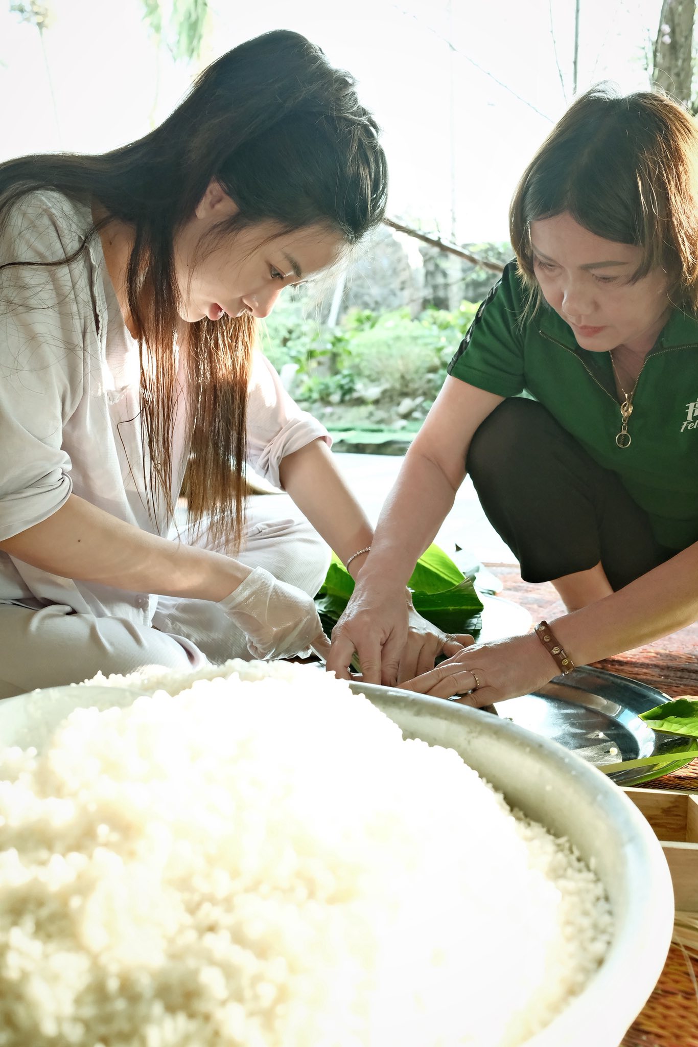 Võ Nhật Linh đảm đang gói bánh chưng, gửi trọn yêu thương cho Phan Văn Đức khi phải thi đấu xa nhà ngày Tết - Ảnh 4.