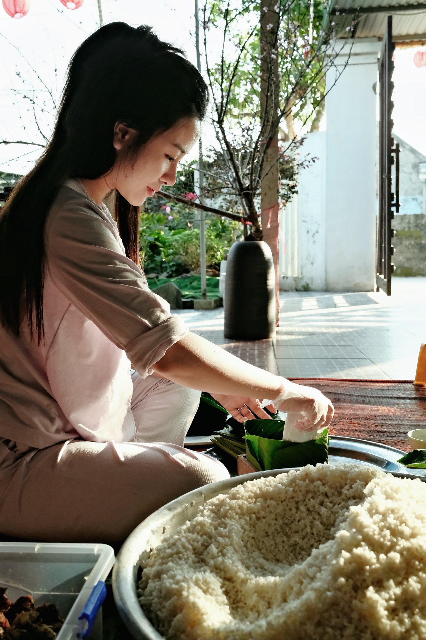 Võ Nhật Linh đảm đang gói bánh chưng, gửi trọn yêu thương cho Phan Văn Đức khi phải thi đấu xa nhà ngày Tết - Ảnh 2.