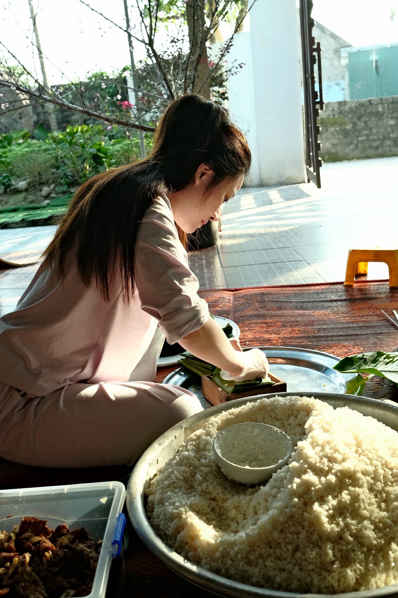 Võ Nhật Linh đảm đang gói bánh chưng, gửi trọn yêu thương cho Phan Văn Đức khi phải thi đấu xa nhà ngày Tết - Ảnh 3.