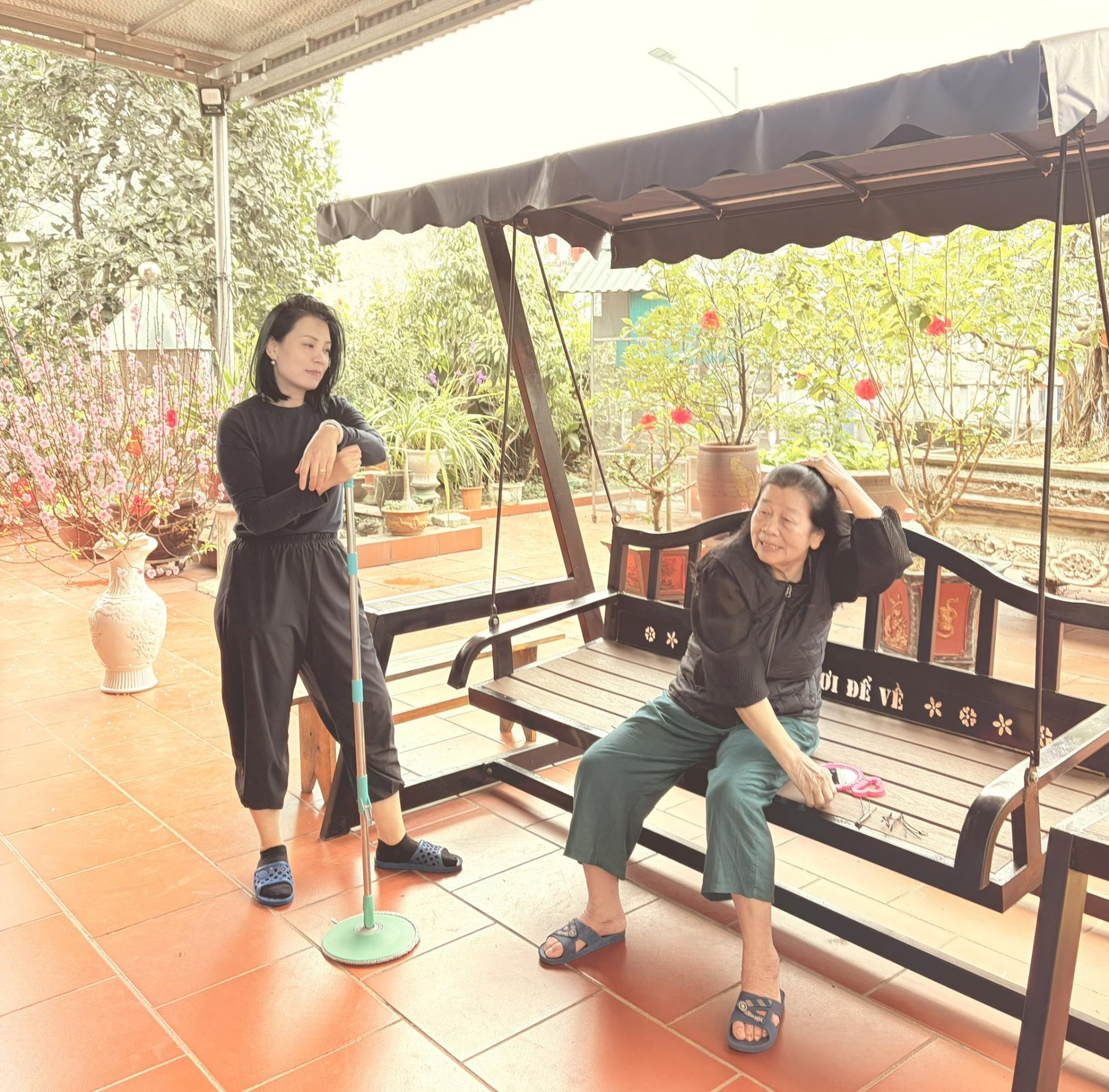 Vợ một Cục trưởng là NSND đăng status 26 chữ về mẹ chồng gây chú ý - Ảnh 2.