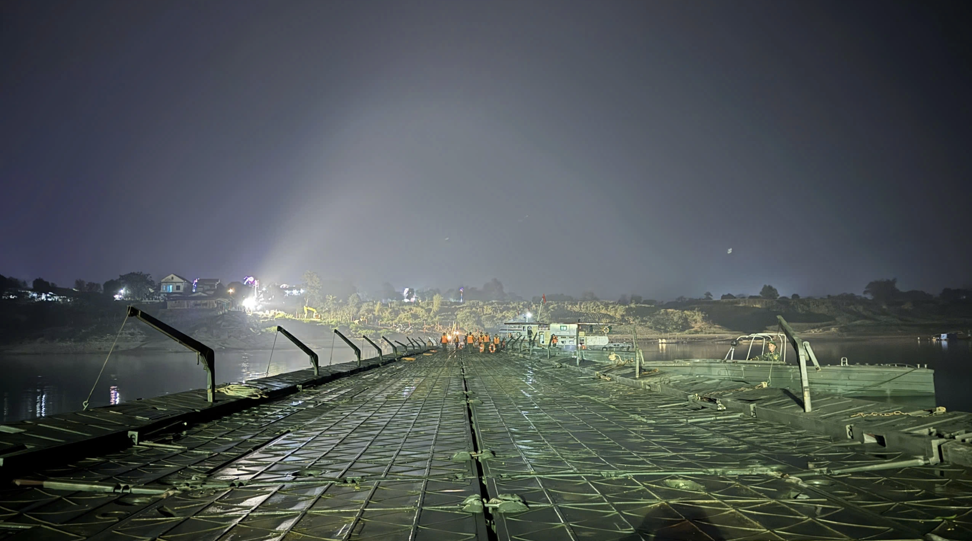 Đại tướng Phan Văn Giang gửi thư động viên cán bộ, chiến sĩ tham gia bắc cầu phao qua sông Lô - Ảnh 1.