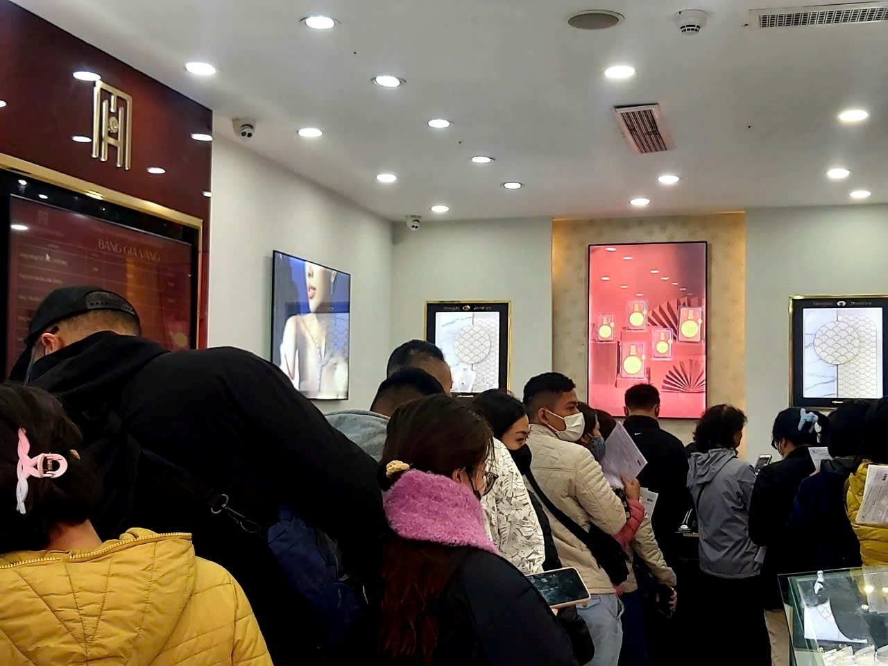 Người phụ nữ 30 năm n&oacute;i kh&ocirc;ng với v&agrave;ng, bỗng nhiều ng&agrave;y đều đi mua, l&yacute; do khiến ai cũng cảm động