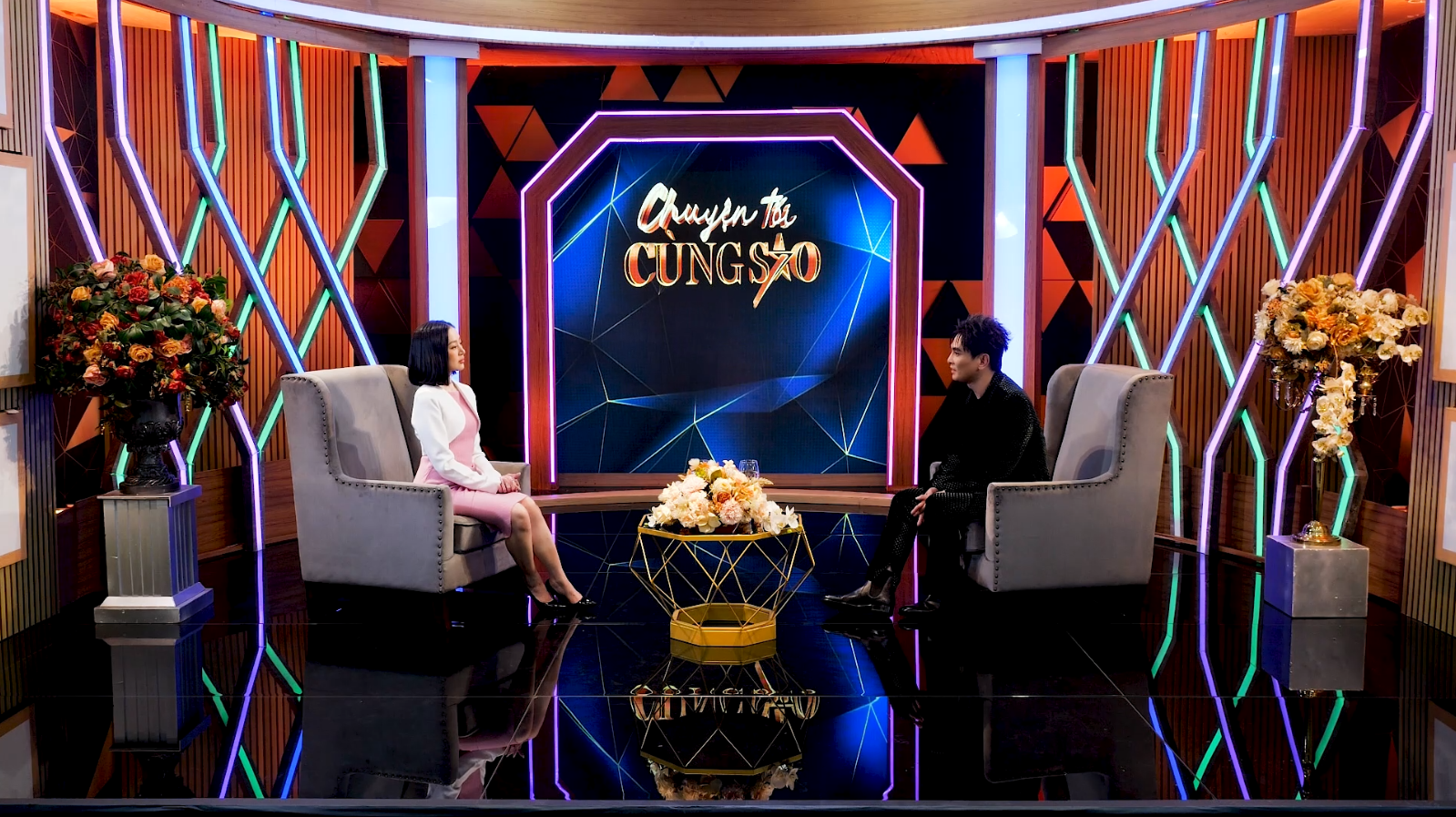 Nam ca sĩ Việt đình đám: “Lúc đó, mẹ tôi dùng dao chặt va-li ra làm hai luôn” - Ảnh 1.