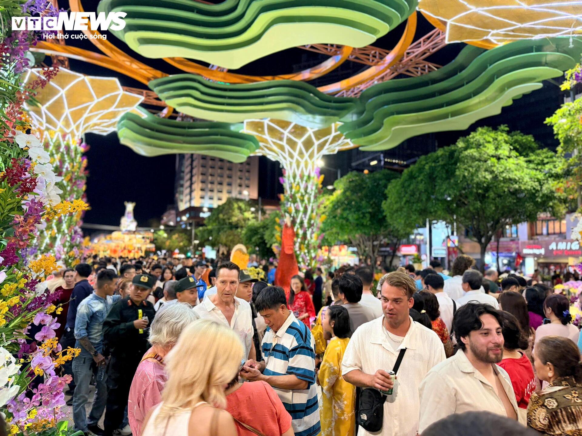 Trực tiếp: Việt Nam đ&oacute;n giao thừa, ch&agrave;o năm mới B&iacute;nh Ngọ 2026 - Ảnh 21.