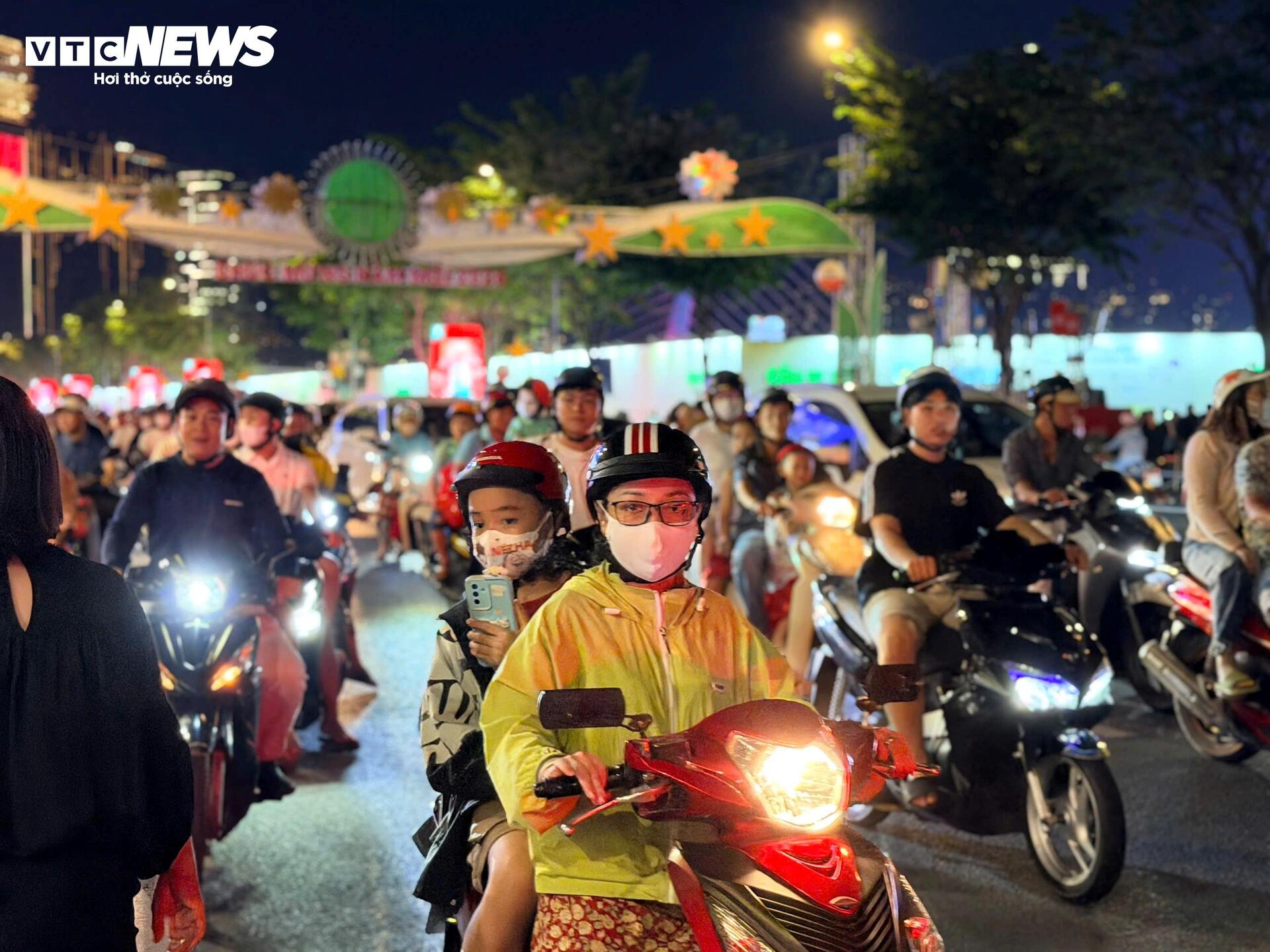 Trực tiếp: Việt Nam đ&oacute;n giao thừa, ch&agrave;o năm mới B&iacute;nh Ngọ 2026 - Ảnh 19.