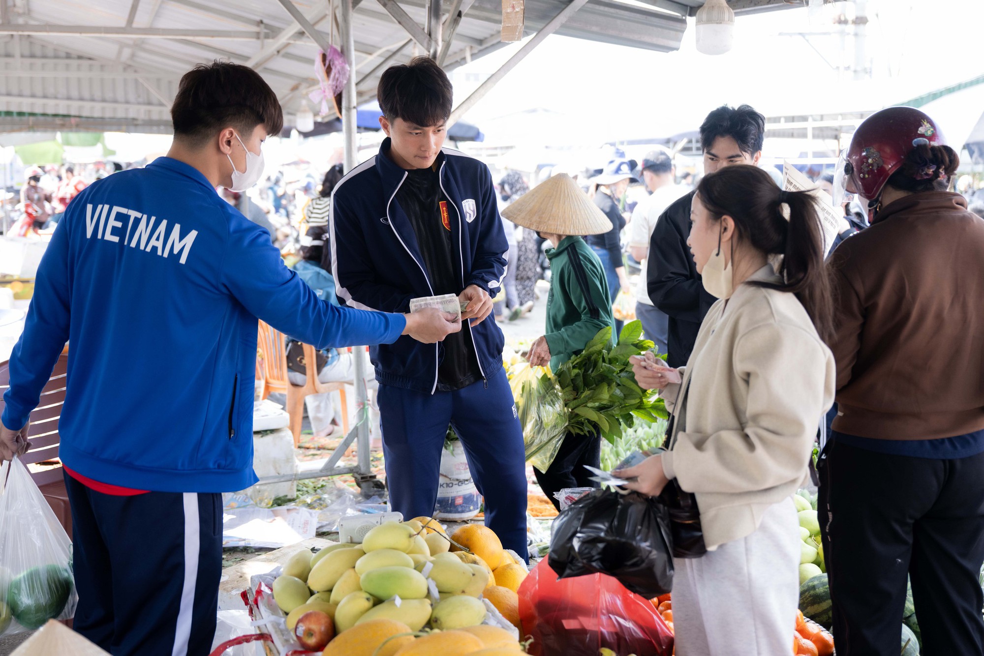 G&oacute;c chợ Tết Nghệ An x&ocirc;n xao Cao Văn B&igrave;nh phụ mẹ b&aacute;n hoa quả: "Em kh&ocirc;ng nổi tiếng đ&acirc;u"- Ảnh 14.