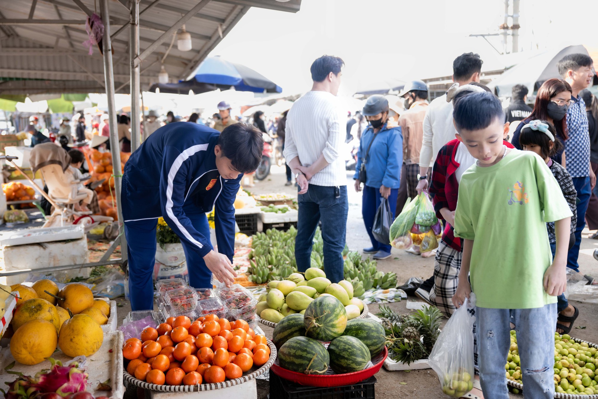 G&oacute;c chợ Tết Nghệ An x&ocirc;n xao Cao Văn B&igrave;nh phụ mẹ b&aacute;n hoa quả: "Em kh&ocirc;ng nổi tiếng đ&acirc;u"- Ảnh 12.