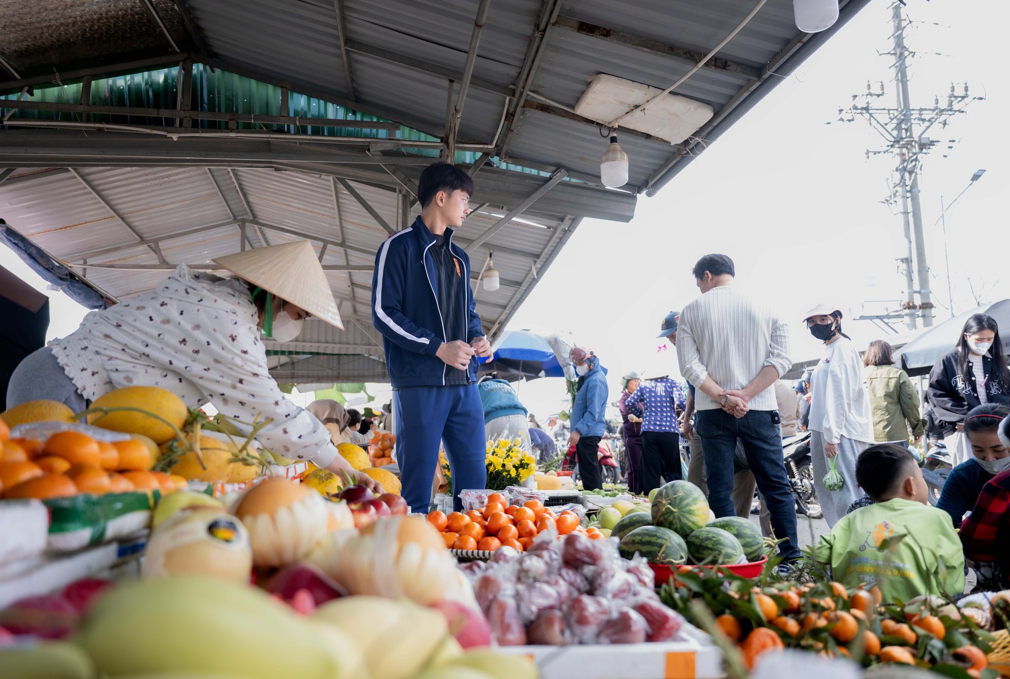 G&oacute;c chợ Tết Nghệ An x&ocirc;n xao Cao Văn B&igrave;nh phụ mẹ b&aacute;n hoa quả: "Em kh&ocirc;ng nổi tiếng đ&acirc;u"- Ảnh 15.