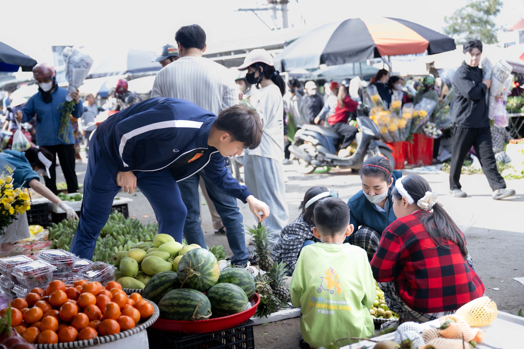 G&oacute;c chợ Tết Nghệ An x&ocirc;n xao Cao Văn B&igrave;nh phụ mẹ b&aacute;n hoa quả: "Em kh&ocirc;ng nổi tiếng đ&acirc;u"- Ảnh 9.