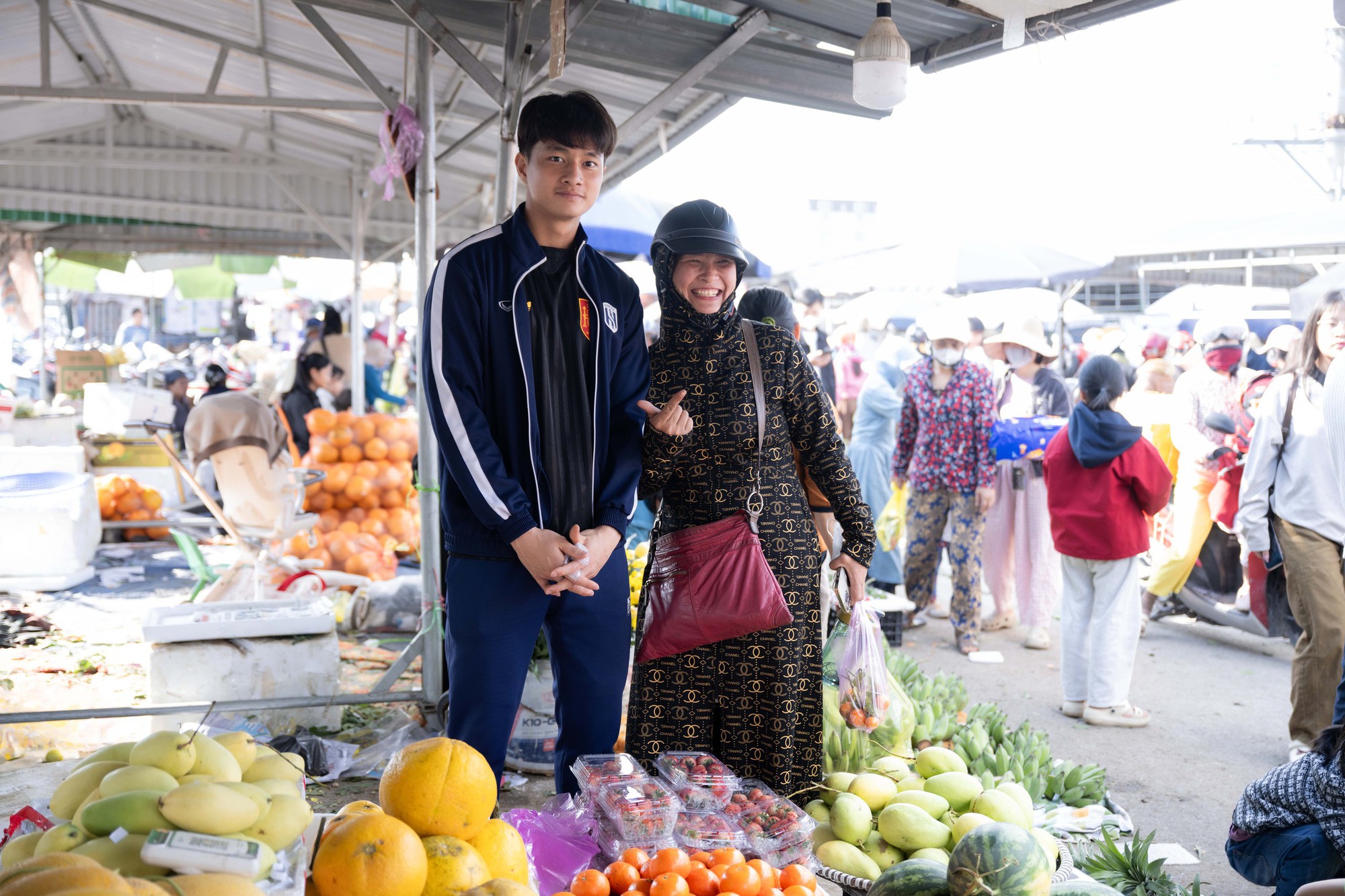 G&oacute;c chợ Tết Nghệ An x&ocirc;n xao Cao Văn B&igrave;nh phụ mẹ b&aacute;n hoa quả: "Em kh&ocirc;ng nổi tiếng đ&acirc;u"- Ảnh 2.