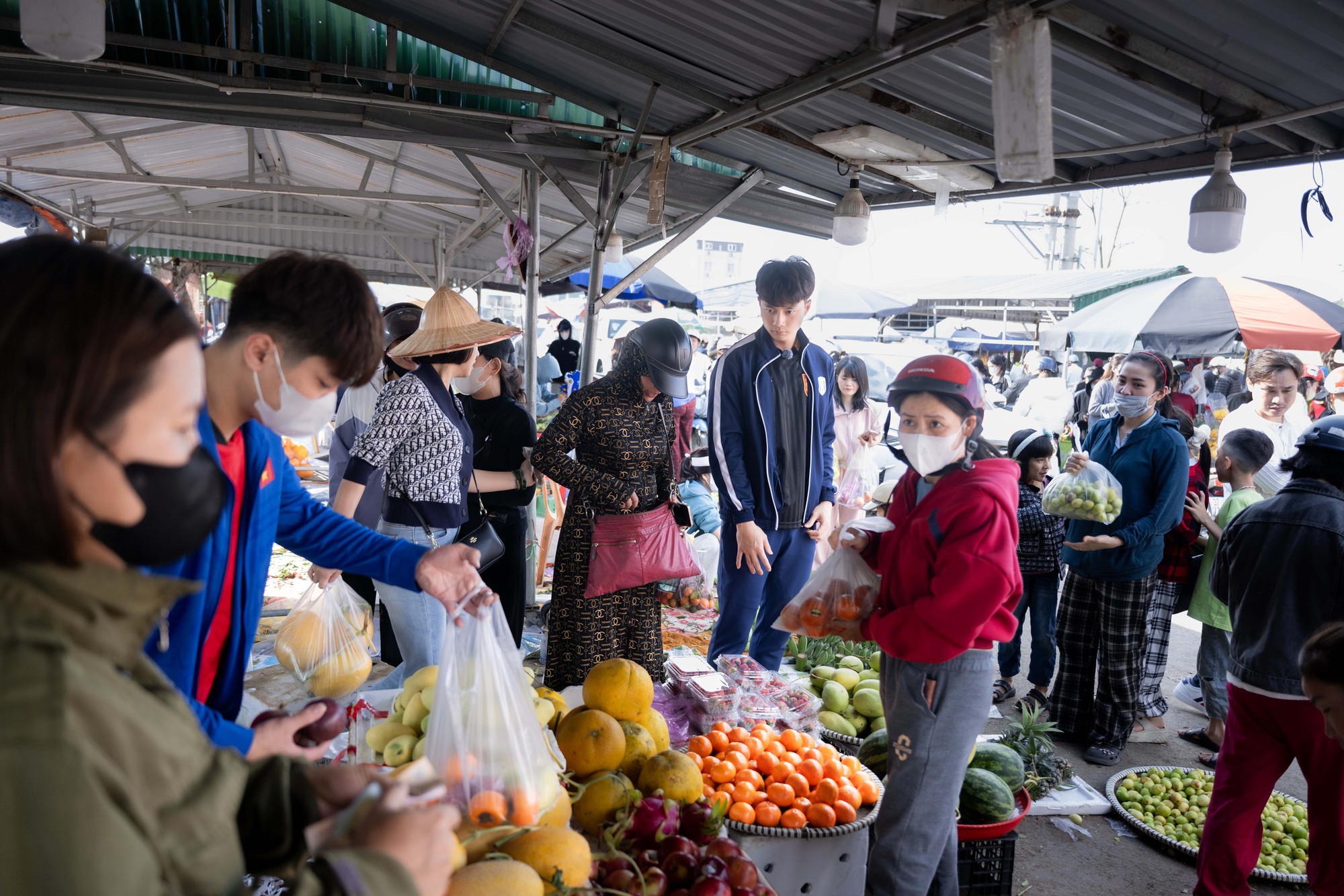 G&oacute;c chợ Tết Nghệ An x&ocirc;n xao Cao Văn B&igrave;nh phụ mẹ b&aacute;n hoa quả: "Em kh&ocirc;ng nổi tiếng đ&acirc;u"- Ảnh 1.