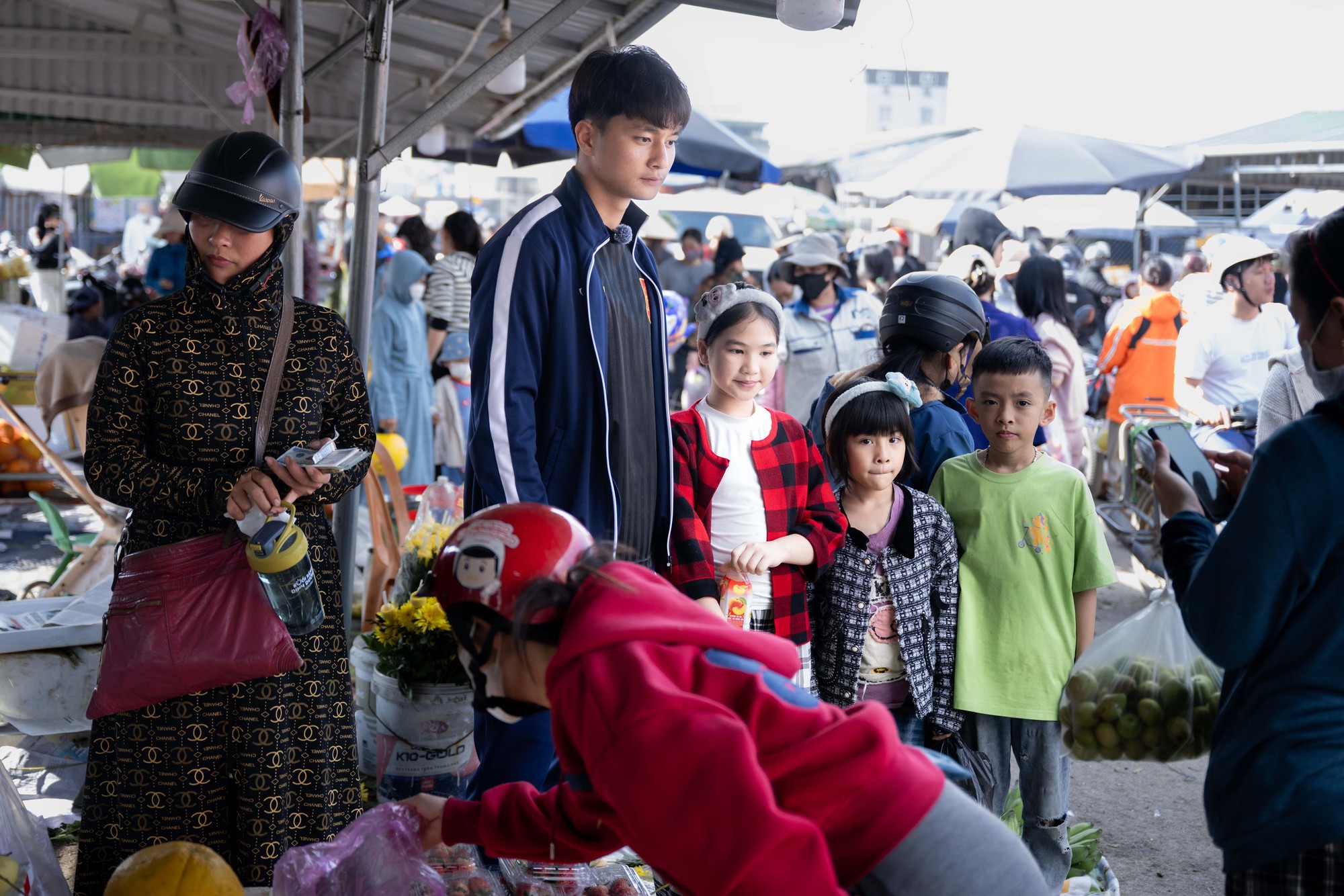 G&oacute;c chợ Tết Nghệ An x&ocirc;n xao Cao Văn B&igrave;nh phụ mẹ b&aacute;n hoa quả: "Em kh&ocirc;ng nổi tiếng đ&acirc;u"- Ảnh 4.