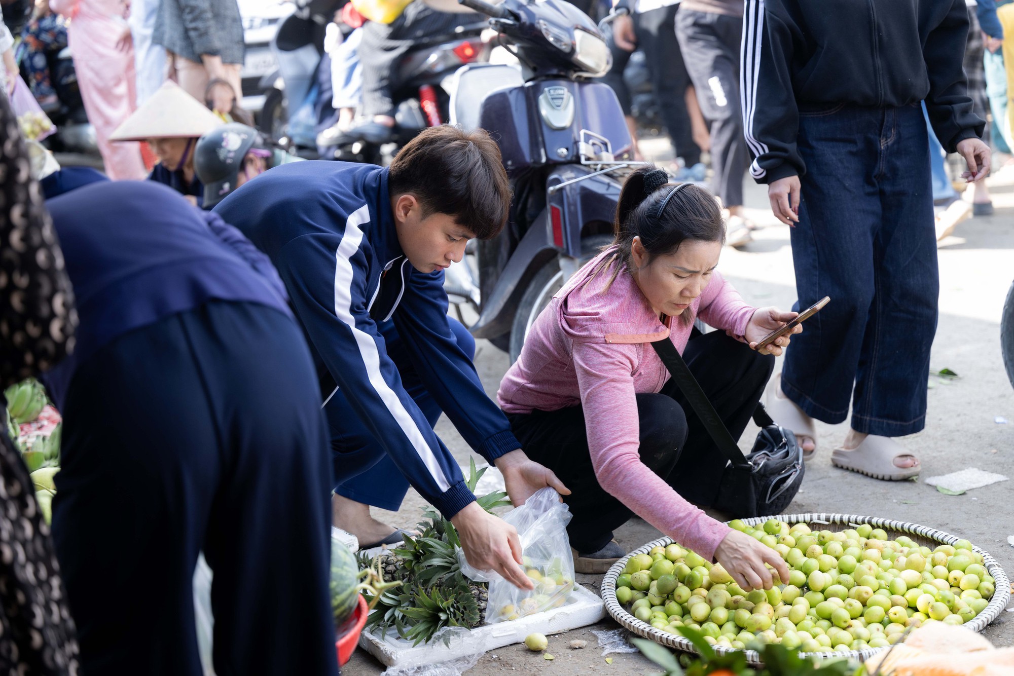 G&oacute;c chợ Tết Nghệ An x&ocirc;n xao Cao Văn B&igrave;nh phụ mẹ b&aacute;n hoa quả: "Em kh&ocirc;ng nổi tiếng đ&acirc;u"- Ảnh 6.