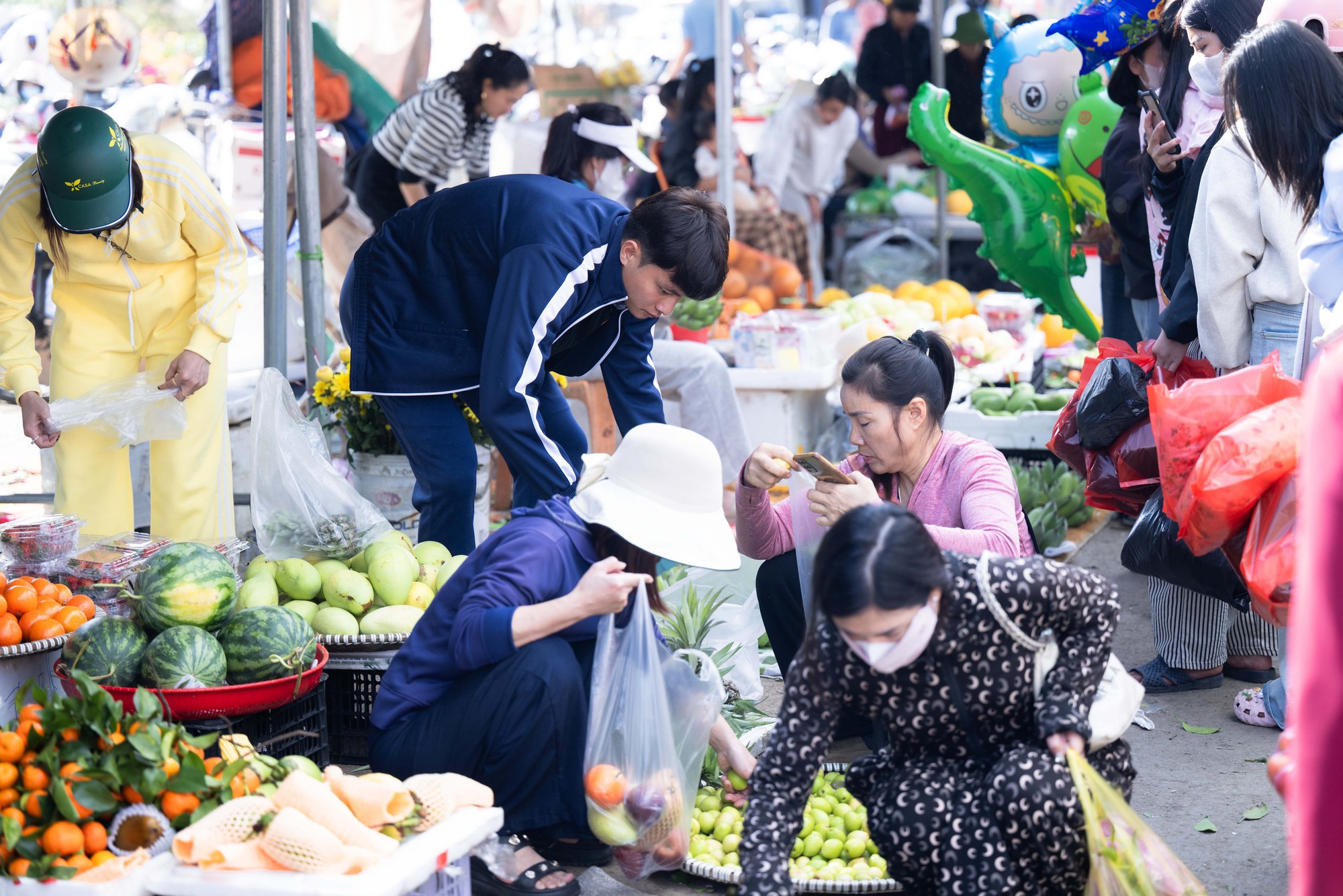 G&oacute;c chợ Tết Nghệ An x&ocirc;n xao Cao Văn B&igrave;nh phụ mẹ b&aacute;n hoa quả: "Em kh&ocirc;ng nổi tiếng đ&acirc;u"- Ảnh 7.