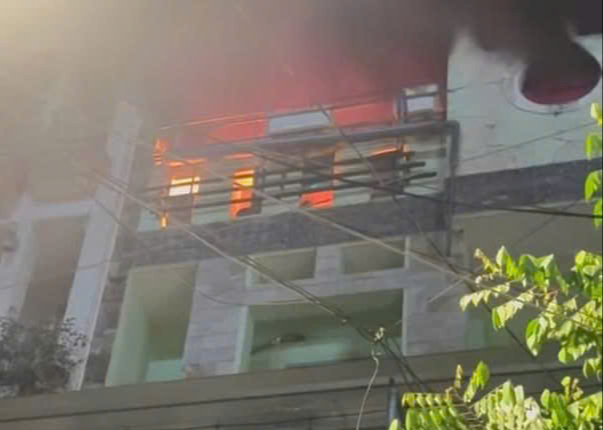 Cháy nhà ở TPHCM vào đêm giao thừa - Ảnh 1.