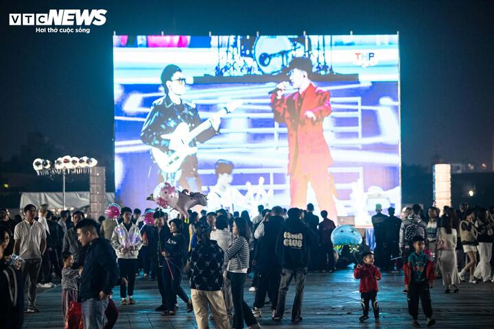 Trực tiếp: Việt Nam đ&oacute;n giao thừa, ch&agrave;o năm mới B&iacute;nh Ngọ 2026 - Ảnh 3.