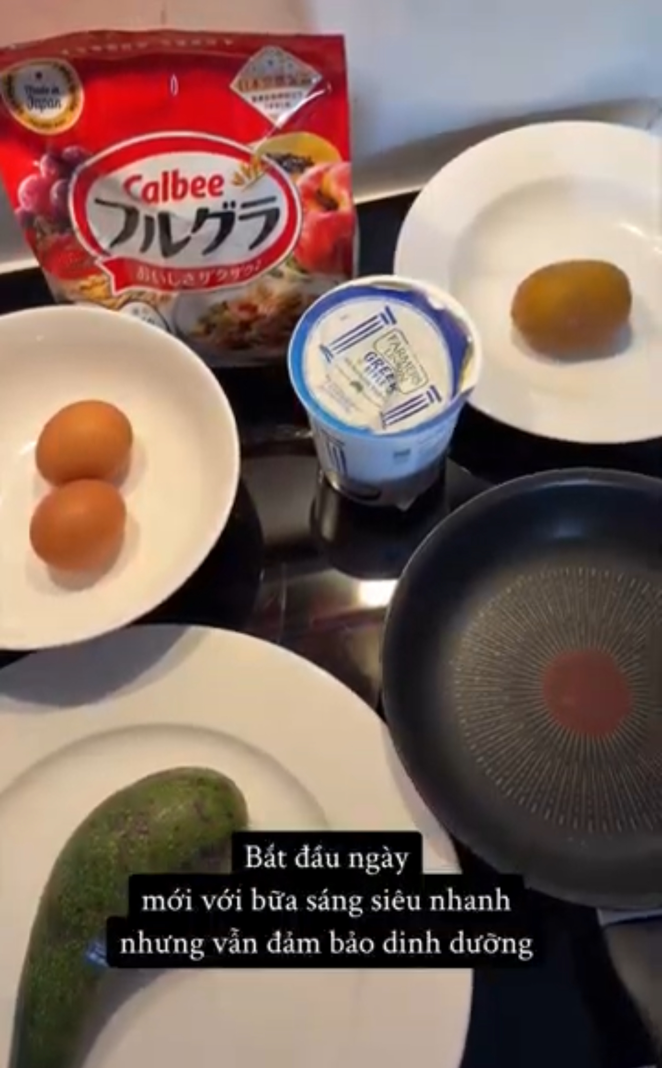 Một ngày của Yến Xuân gói gọn trong 1 phút 54 giây: Giữ dáng ngày Tết cùng nàng WAG nóng bóng nhất làng bóng Việt- Ảnh 2.