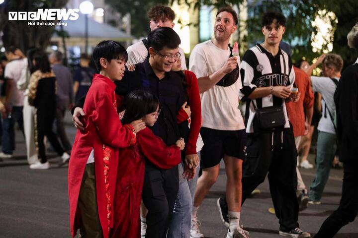 Trực tiếp: Việt Nam đ&oacute;n giao thừa, ch&agrave;o năm mới B&iacute;nh Ngọ 2026 - Ảnh 7.