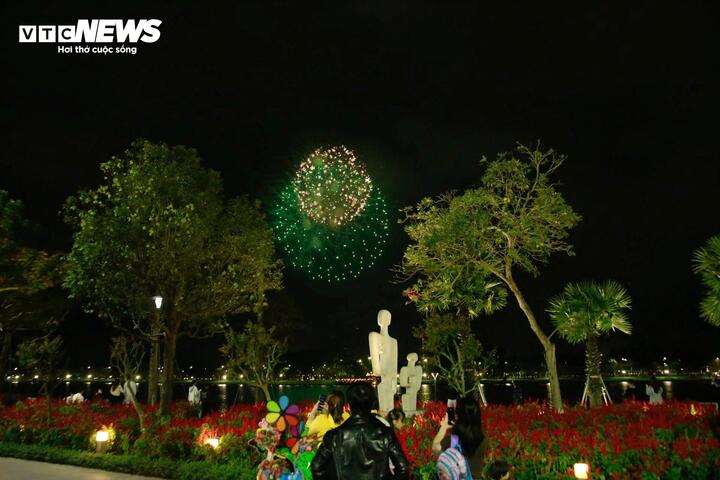 Trực tiếp: Việt Nam đ&oacute;n giao thừa, ch&agrave;o năm mới B&iacute;nh Ngọ 2026 - Ảnh 33.