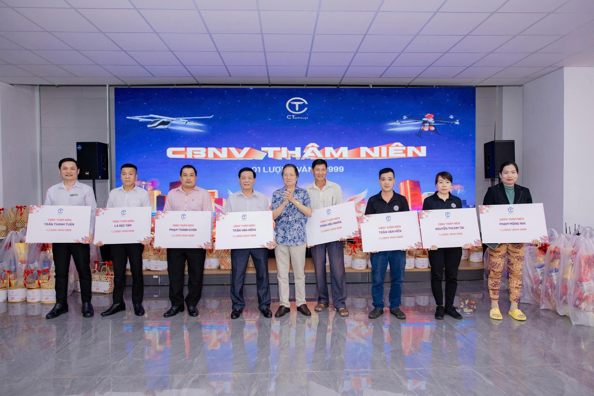 Nhiều tạp vụ, bảo vệ bật khóc khi nhận thưởng Tết là một lượng vàng 9999 - Ảnh 1. Nhiều tạp vụ, bảo vệ bật khóc khi nhận thưởng Tết là một lượng vàng 9999 - Ảnh 1.
