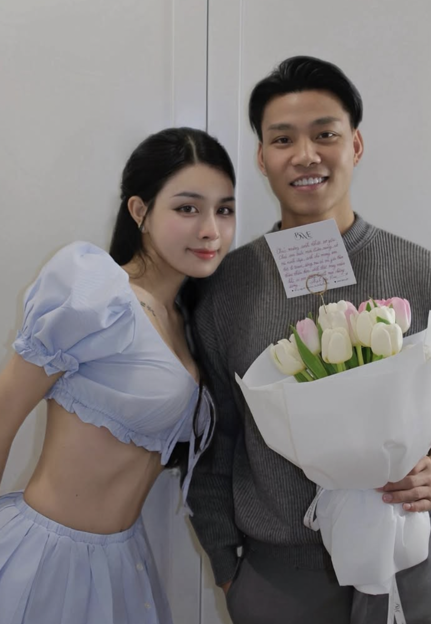 Văn Thanh cực t&igrave;nh b&ecirc;n bạn g&aacute;i "tr&acirc;m anh thế phiệt", Duy Mạnh-Văn Đức liền giục cưới, th&egrave;m cỗ lắm rồi! - Ảnh 2.