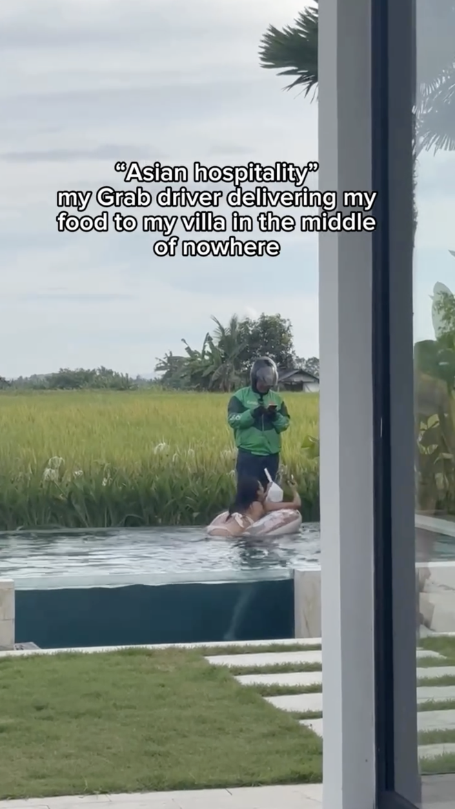 Khách Tây chết lặng nhìn shipper lộ diện từ dưới bùn để giao đơn hàng giữa ruộng- Ảnh 4.