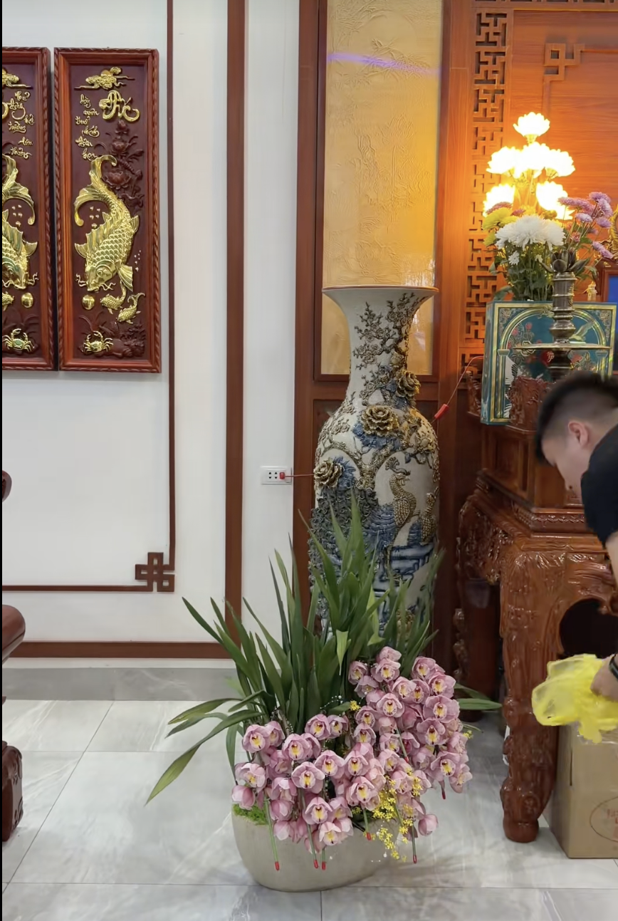 Quang Hải tất bật sắm Tết biếu bố mẹ vợ  - Ảnh 2.