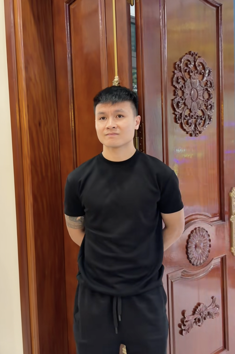 Quang Hải tất bật sắm Tết biếu bố mẹ vợ  - Ảnh 3.