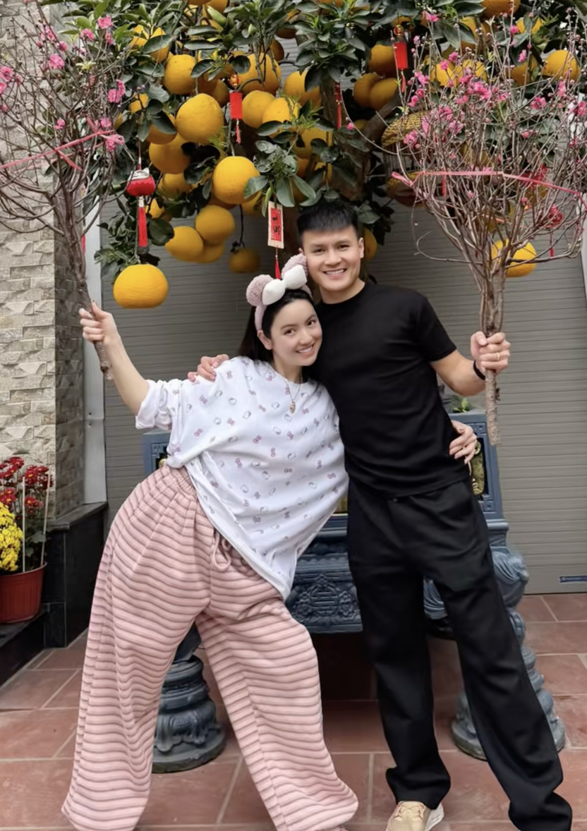 Quang Hải tất bật sắm Tết biếu bố mẹ vợ  - Ảnh 4.