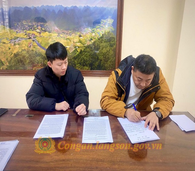 Xuất Hiện Nhóm Người Nước Ngoài Đến Việt Nam Chụp Ảnh Thẻ Căn Cước, Quét Nhận Diện Khuôn Mặt: Công An Lạng Sơn Phát Khuyến Cáo Tới Người Dân - Ảnh 1.