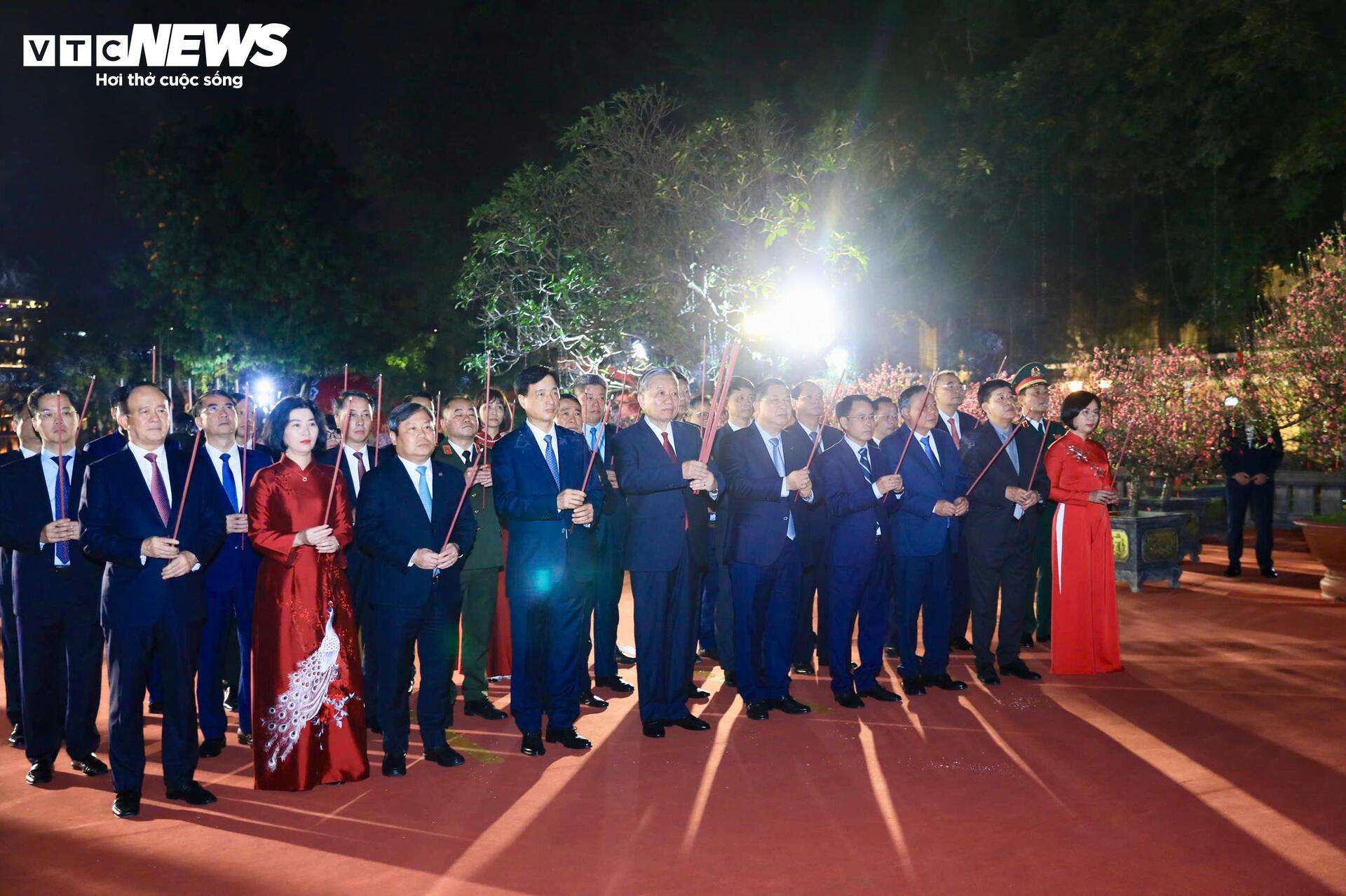 Trực tiếp: Việt Nam đ&oacute;n giao thừa, ch&agrave;o năm mới B&iacute;nh Ngọ 2026 - Ảnh 40.