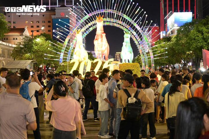 Trực tiếp: Việt Nam đ&oacute;n giao thừa, ch&agrave;o năm mới B&iacute;nh Ngọ 2026 - Ảnh 51.