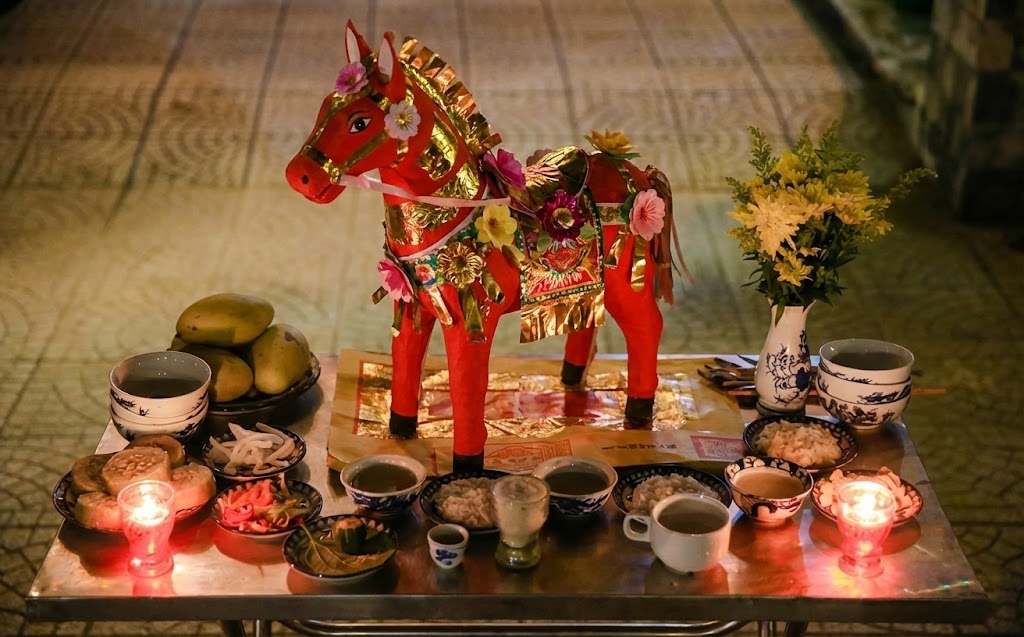 C&uacute;ng Giao thừa Tết B&iacute;nh Ngọ 2026: B&agrave;n thờ ngo&agrave;i trời phải đặt ngựa m&agrave;u n&agrave;y mới chuẩn phong thủy, cả năm tiền t&agrave;i ập đến cản kh&ocirc;ng kịp!- Ảnh 1.