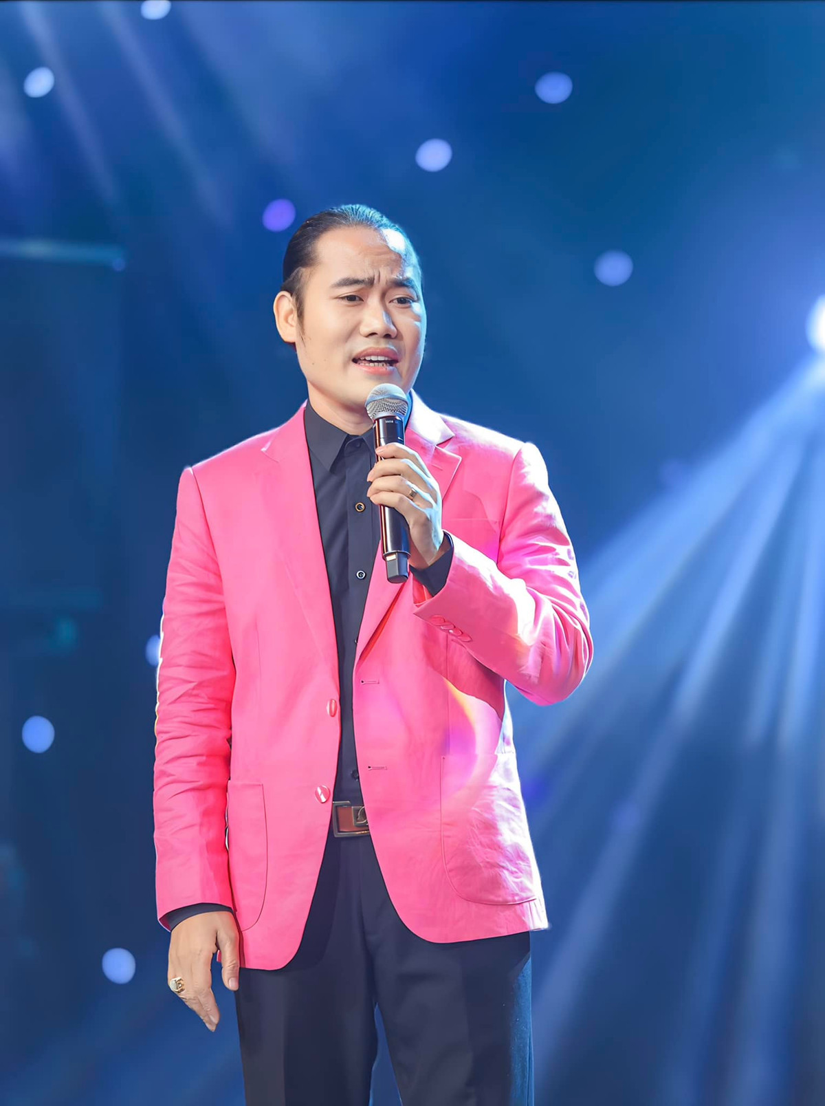 Nam nghệ sĩ sở hữu 2 việt phủ d&aacute;t v&agrave;ng: H&ocirc;n nh&acirc;n vi&ecirc;n m&atilde;n b&ecirc;n vợ đẹp v&agrave; 5 con - Ảnh 1.