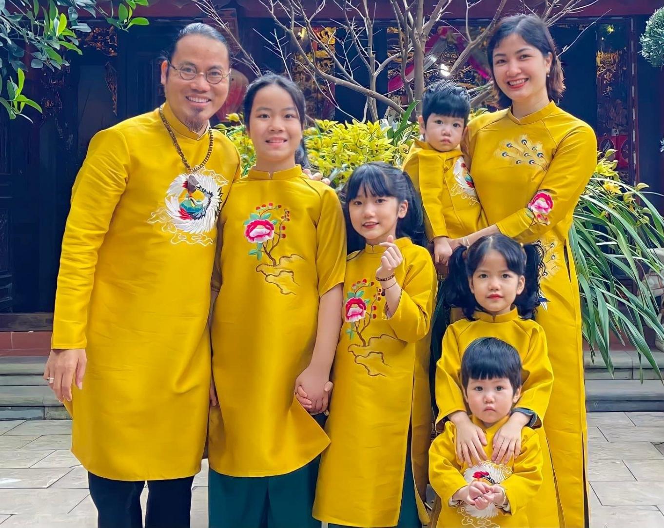 Nam nghệ sĩ sở hữu 2 việt phủ d&aacute;t v&agrave;ng: H&ocirc;n nh&acirc;n vi&ecirc;n m&atilde;n b&ecirc;n vợ đẹp v&agrave; 5 con - Ảnh 5.