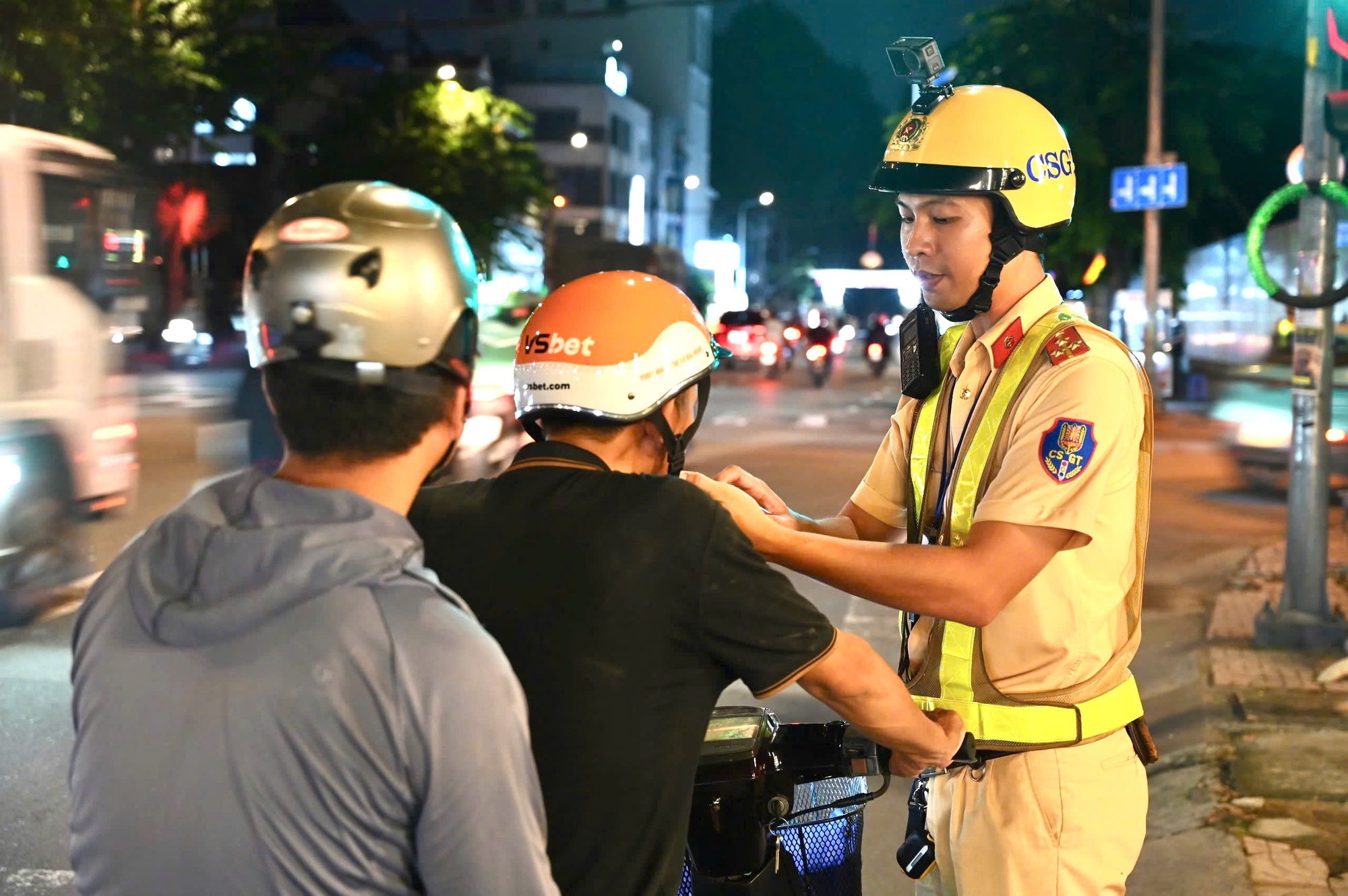 Từ mùng 1 Tết 2026 , CSGT đo nồng độ cồn , người dân đã uống đừng lái xe - Ảnh 1.