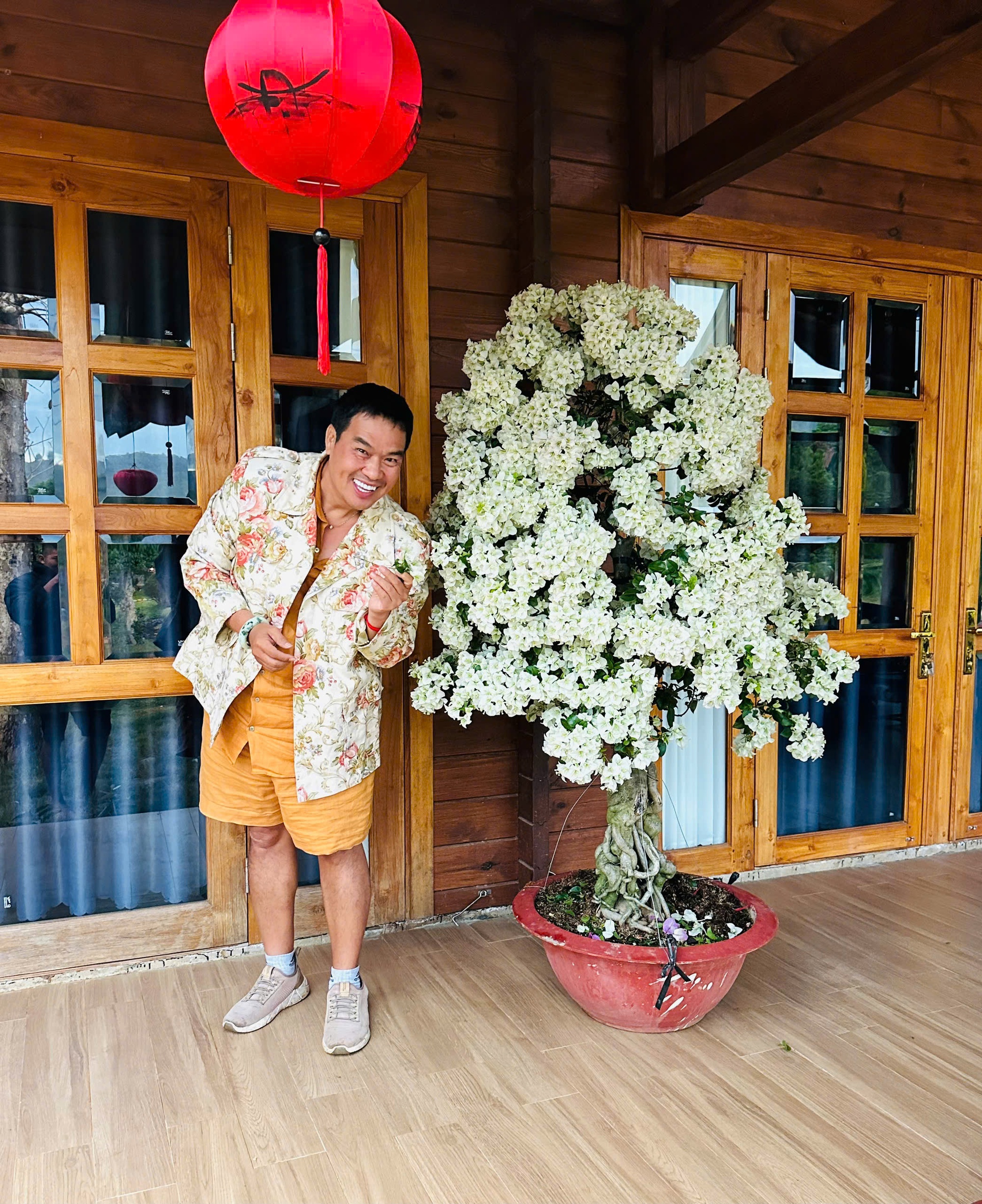 Nam nghệ sĩ đón Tết ở cơ ngơi 10.000 m2, đẹp như khu nghỉ dưỡng, hoa phủ kín nhà - Ảnh 12.