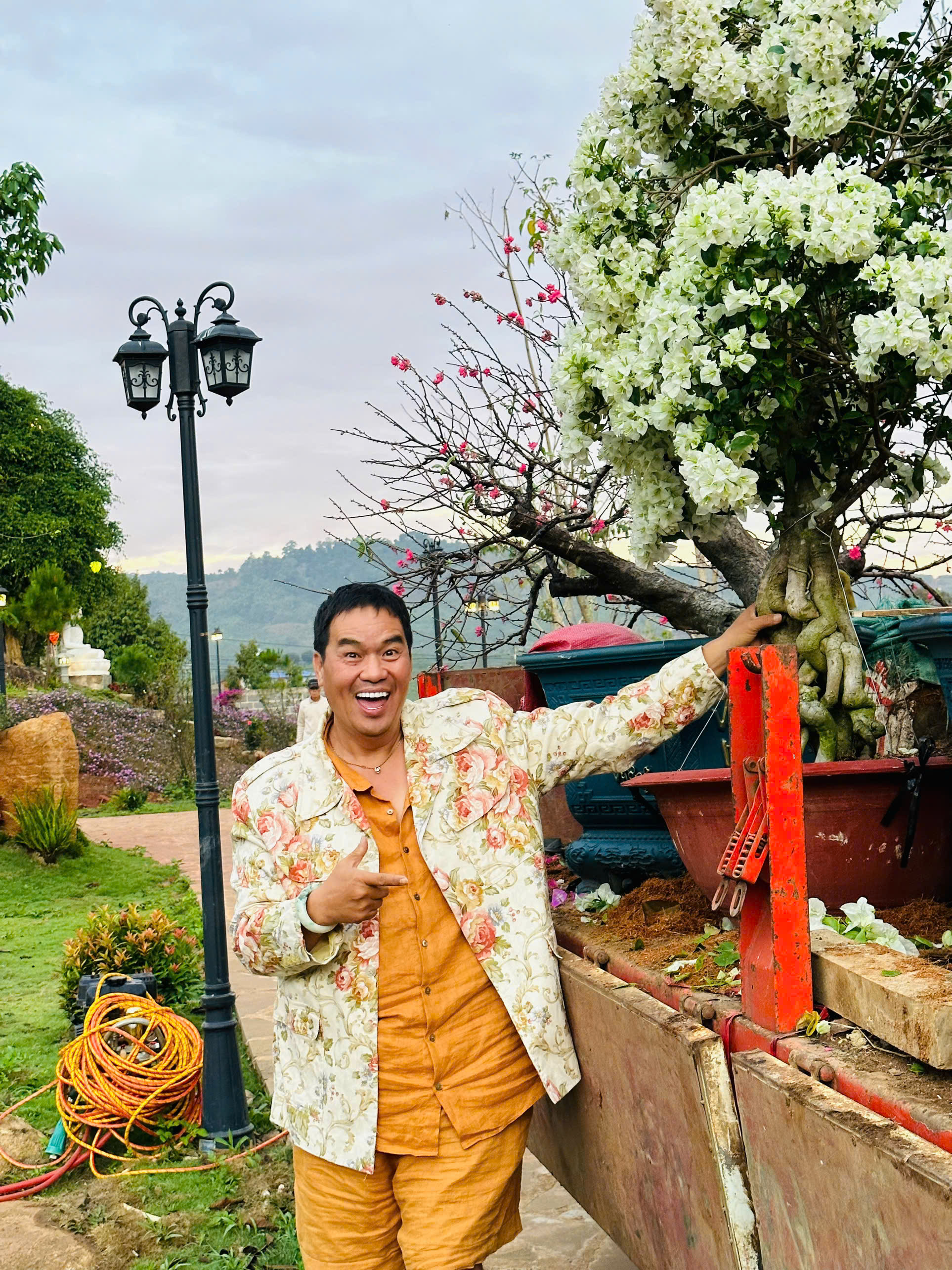 Nam nghệ sĩ đón Tết ở cơ ngơi 10.000 m2, đẹp như khu nghỉ dưỡng, hoa phủ kín nhà - Ảnh 11.