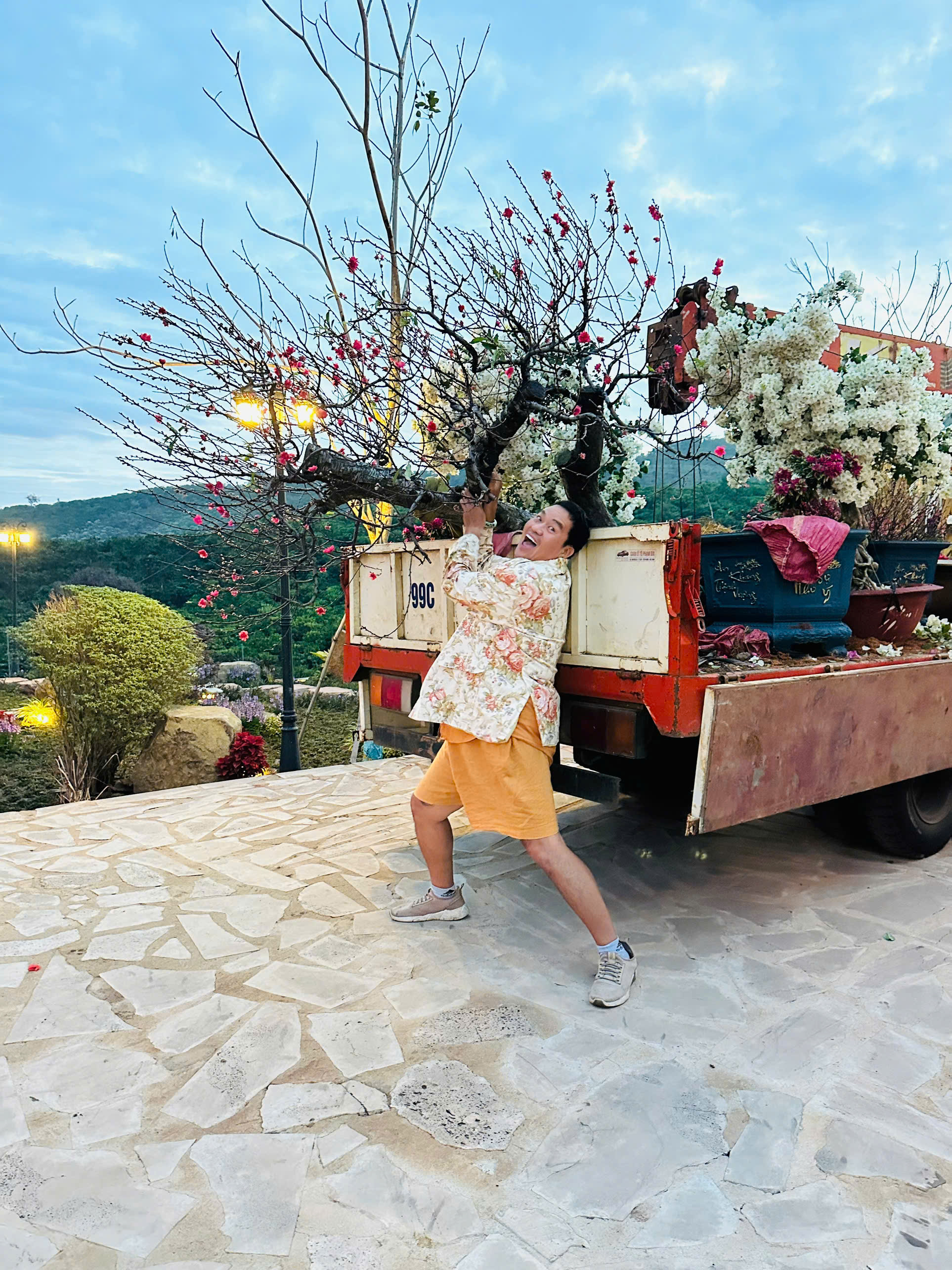 Nam nghệ sĩ đón Tết ở cơ ngơi 10.000 m2, đẹp như khu nghỉ dưỡng, hoa phủ kín nhà - Ảnh 10.