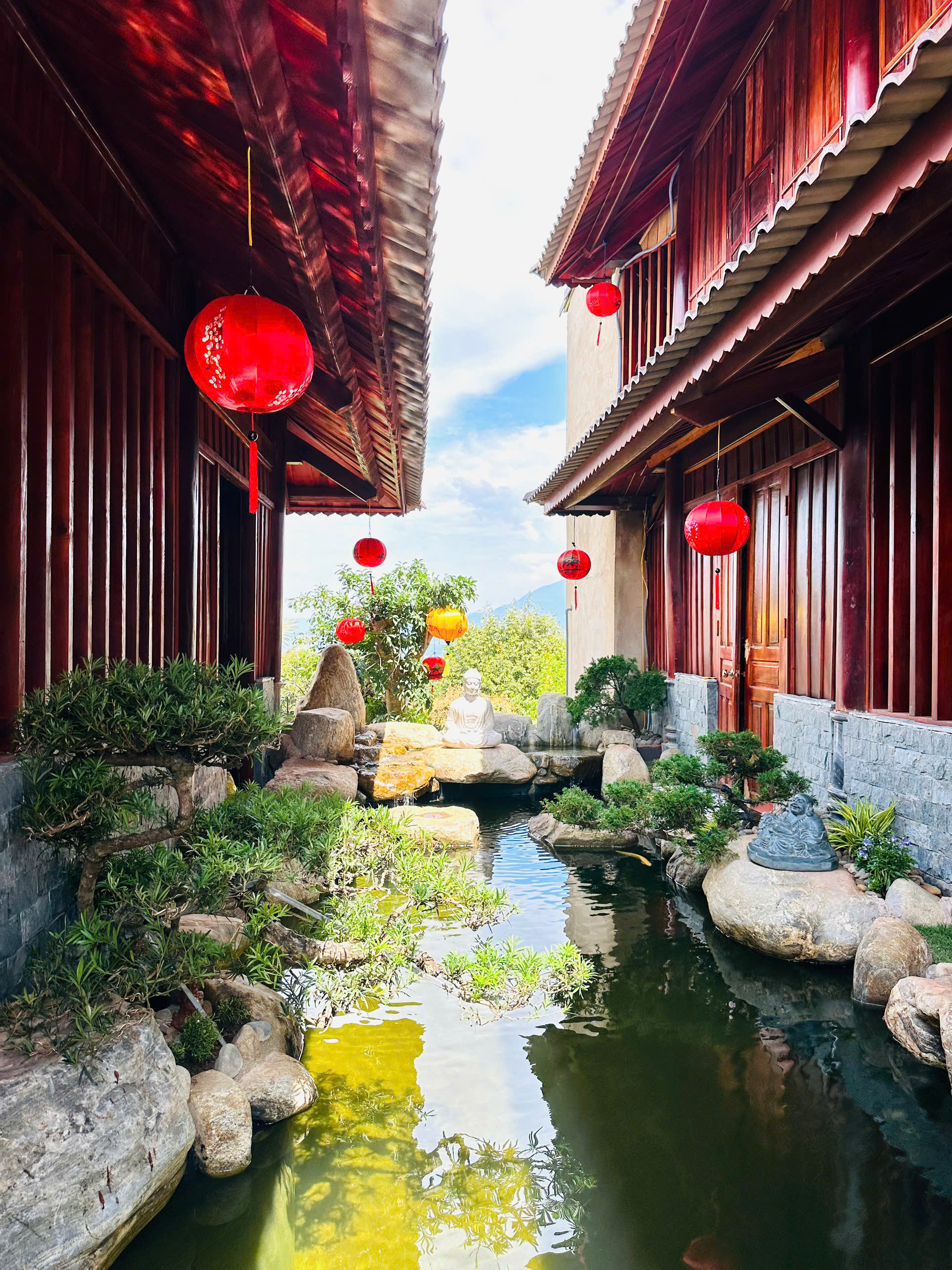 Nam nghệ sĩ đón Tết ở cơ ngơi 10.000 m2, đẹp như khu nghỉ dưỡng, hoa phủ kín nhà - Ảnh 4.