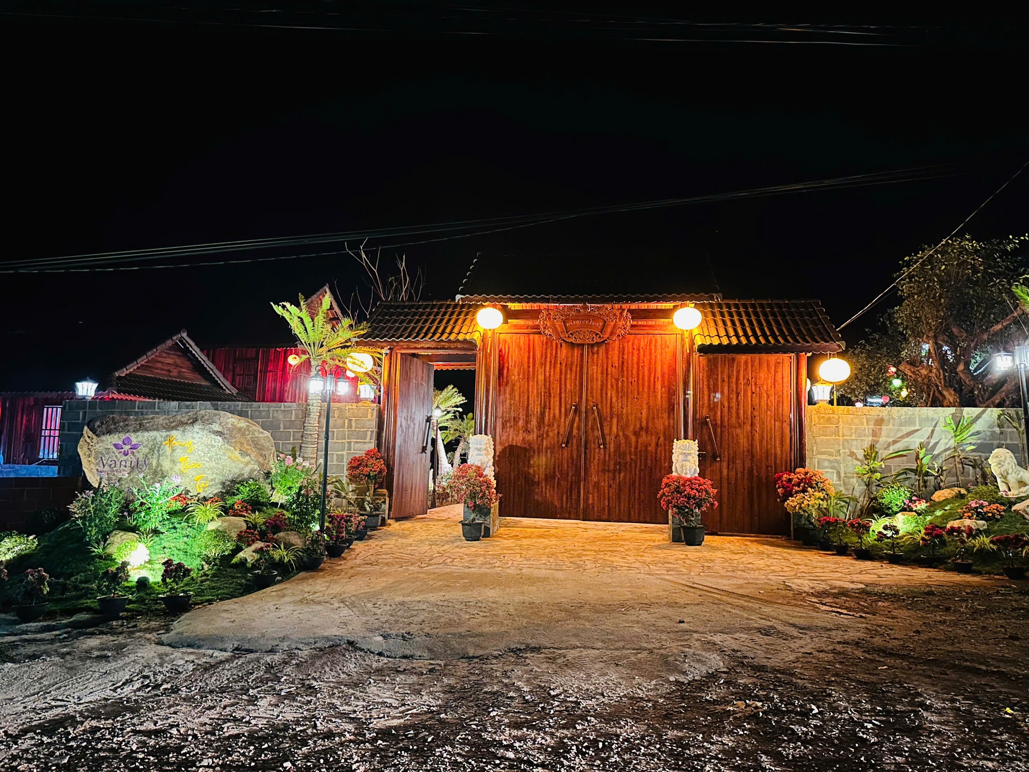 Nam nghệ sĩ đón Tết ở cơ ngơi 10.000 m2, đẹp như khu nghỉ dưỡng, hoa phủ kín nhà - Ảnh 5.