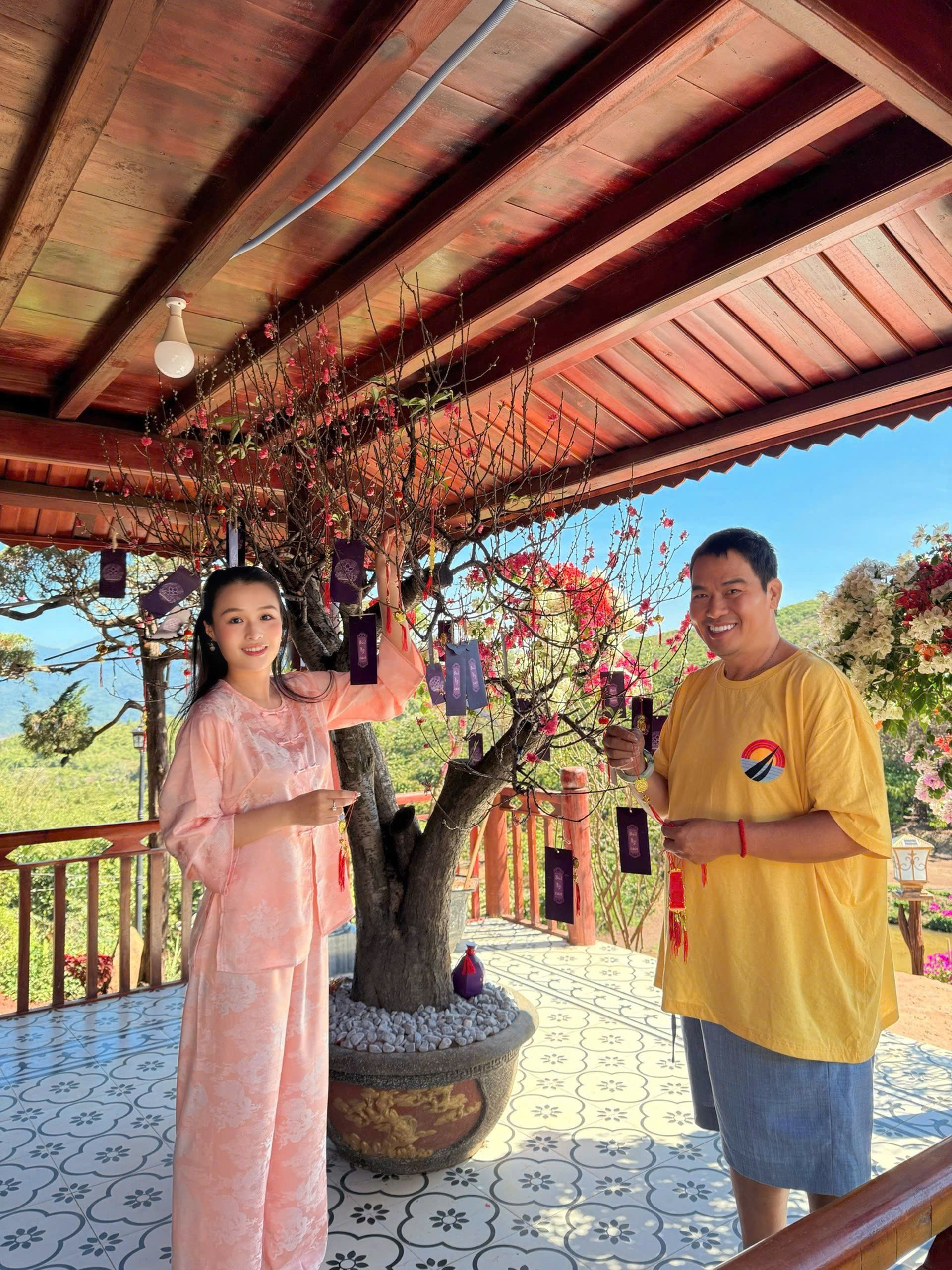 Nam nghệ sĩ đón Tết ở cơ ngơi 10.000 m2, đẹp như khu nghỉ dưỡng, hoa phủ kín nhà - Ảnh 1.