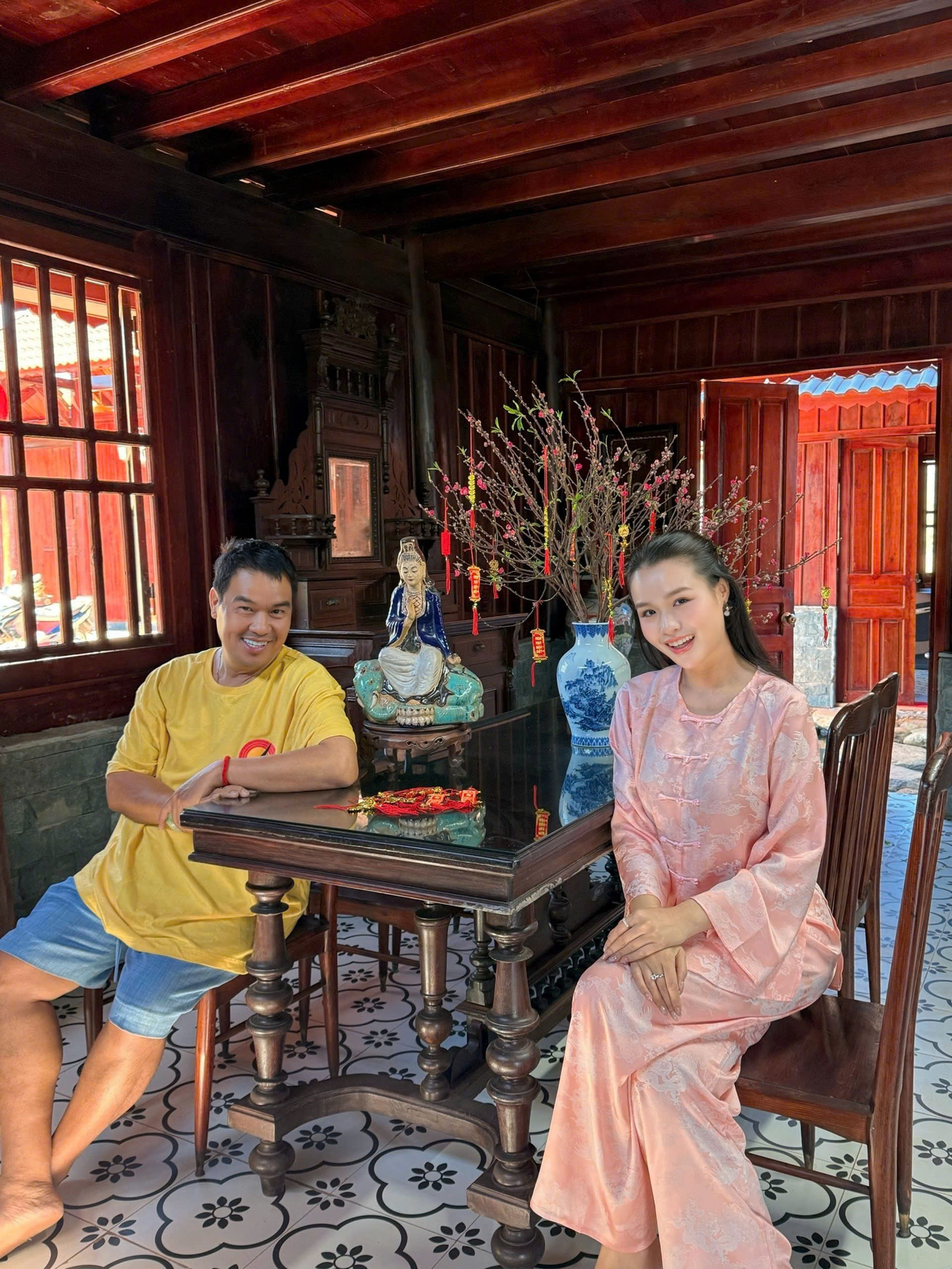 Nam nghệ sĩ đón Tết ở cơ ngơi 10.000 m2, đẹp như khu nghỉ dưỡng, hoa phủ kín nhà - Ảnh 2.