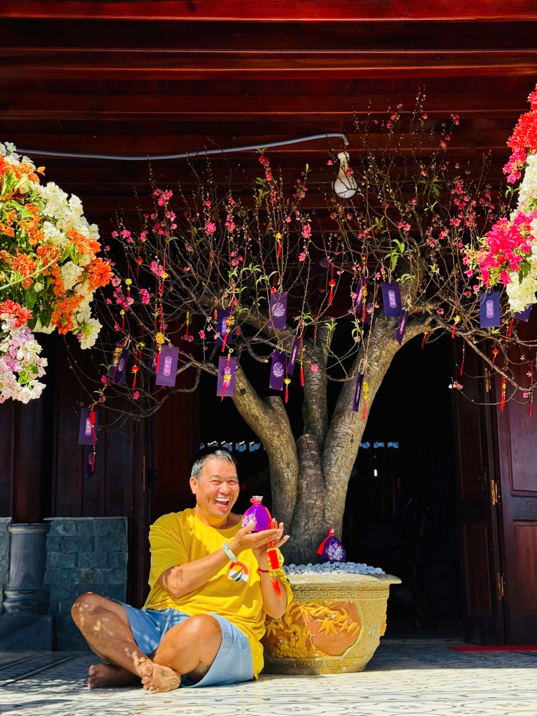 Nam nghệ sĩ đón Tết ở cơ ngơi 10.000 m2, đẹp như khu nghỉ dưỡng, hoa phủ kín nhà - Ảnh 3.