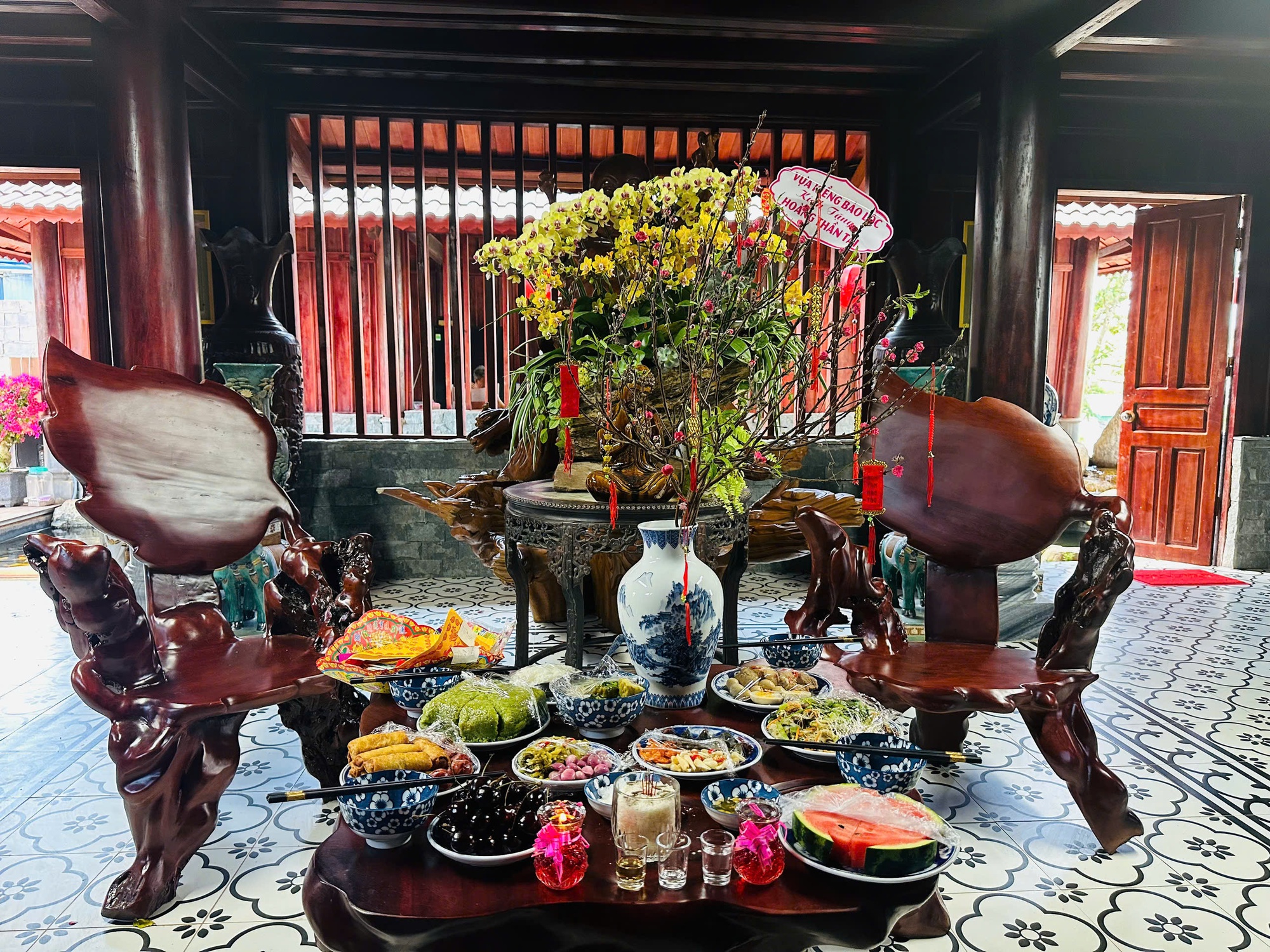 Nam nghệ sĩ đón Tết ở cơ ngơi 10.000 m2, đẹp như khu nghỉ dưỡng, hoa phủ kín nhà - Ảnh 8.