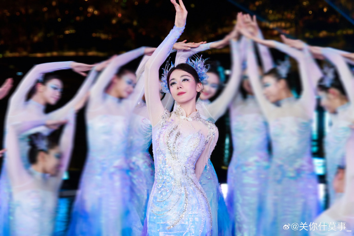 Địch Lệ Nhiệt Ba "gây bão" Gala Xuân Vãn đêm giao thừa: Visual nàng tiên cá kinh diễm, đến pháo hoa cũng không đẹp bằng - Ảnh 5.