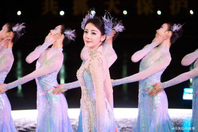 Địch Lệ Nhiệt Ba "gây bão" Gala Xuân Vãn đêm giao thừa: Visual nàng tiên cá kinh diễm, đến pháo hoa cũng không đẹp bằng- Ảnh 6.